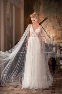 Свадебное платье с фатиновой накидкой