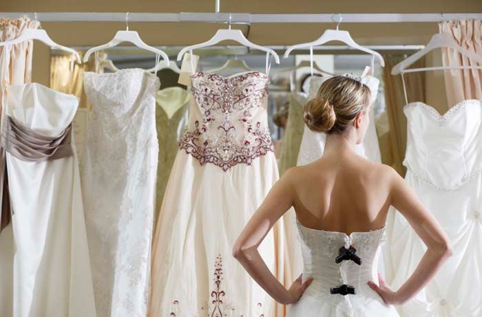 Кто должен покупать свадебное платье невесте