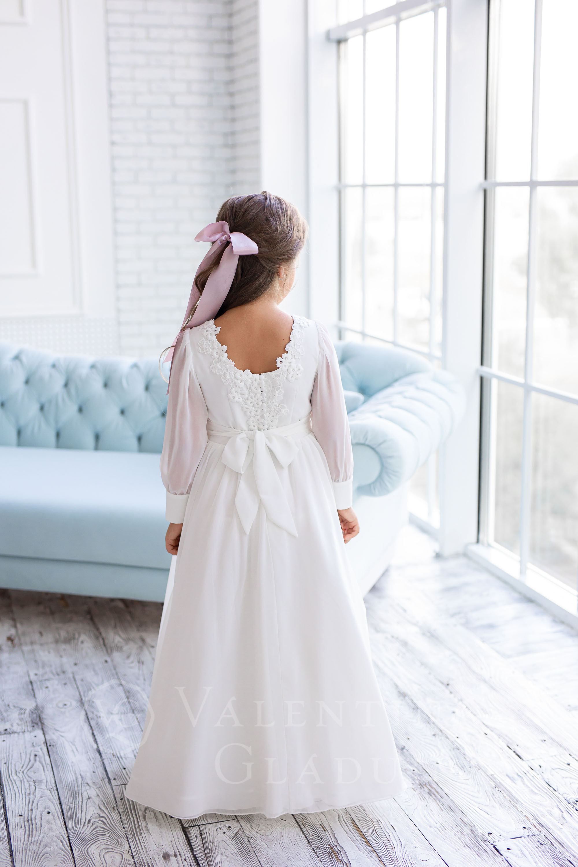Красивое белое детское платье от Гладун