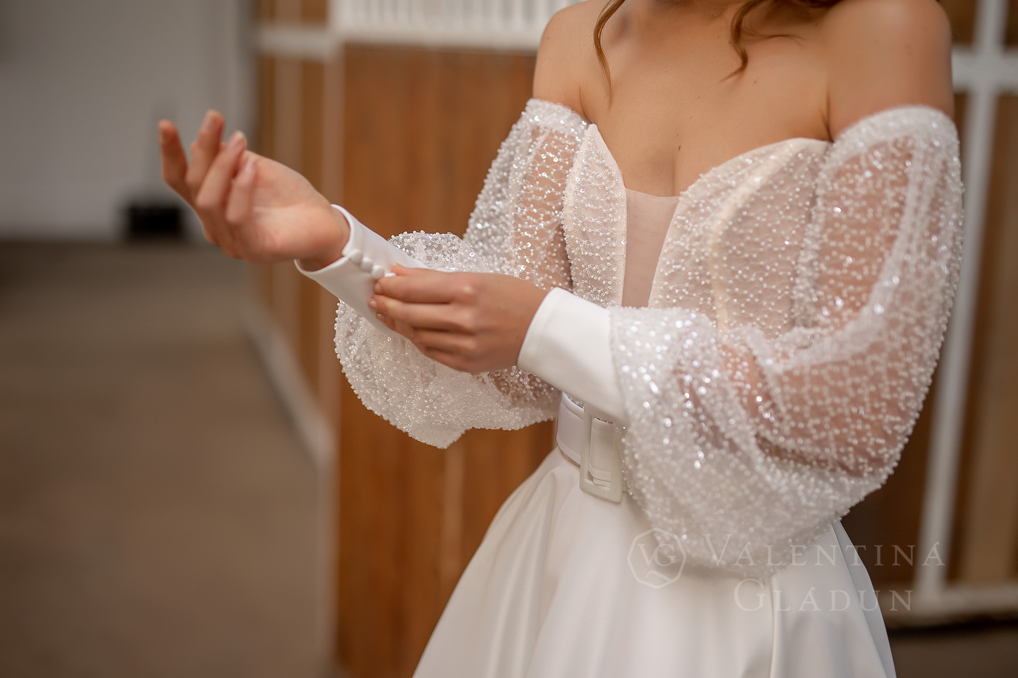 Свадебное платье с длинными расшитыми рукавами Gina