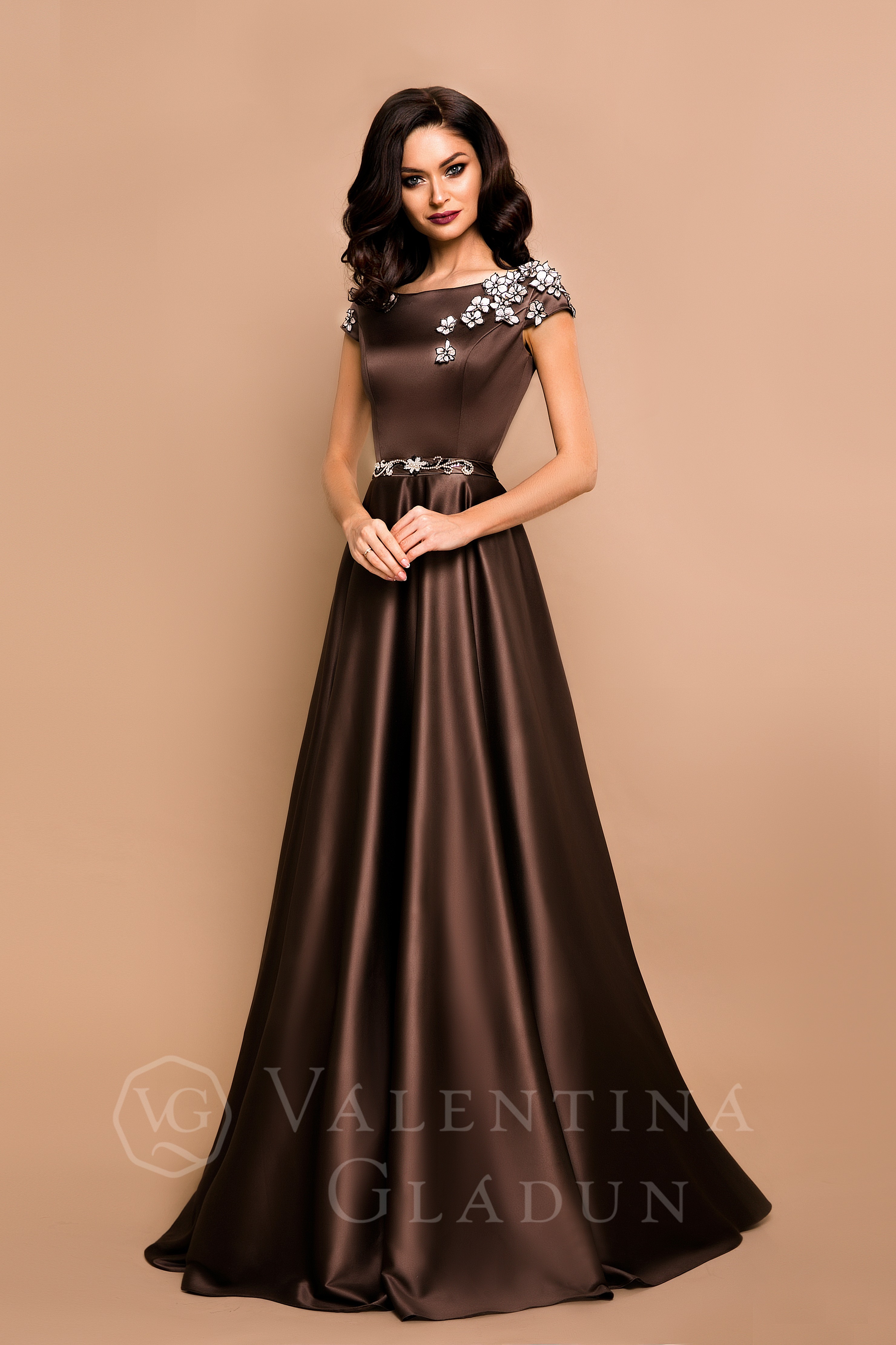 Атласное выпускное платье шоколадного цвета