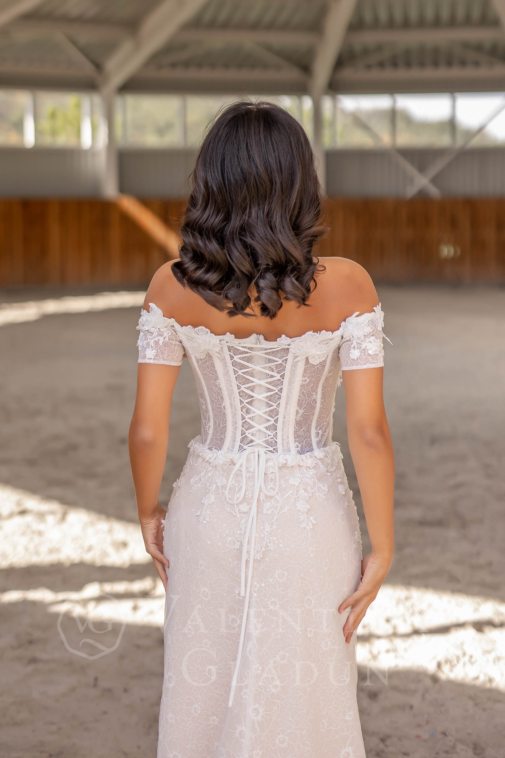 Свадебное платье на корсете с открытыми плечами Найджен