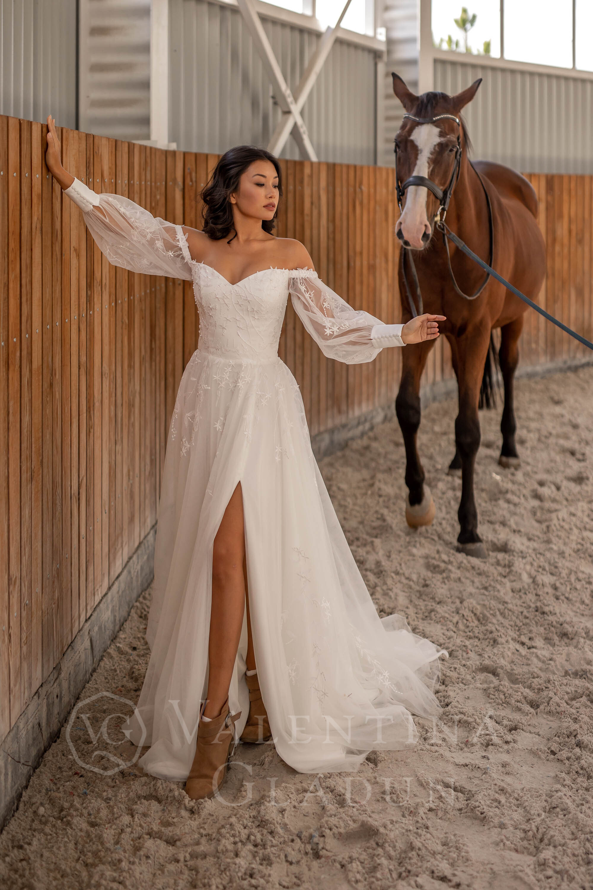 Свадебное платье со спущенными рукавами и высоким разрезом