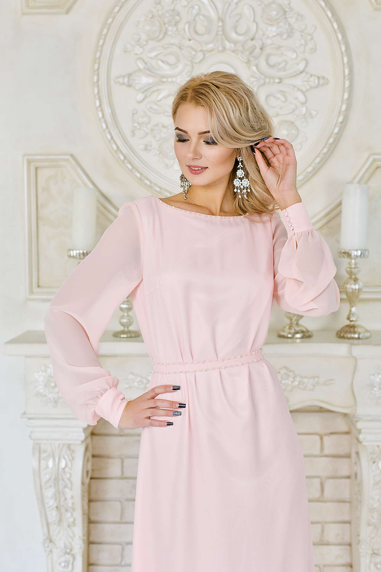 Нежно-розовое вечернее платье с длинными рукавами