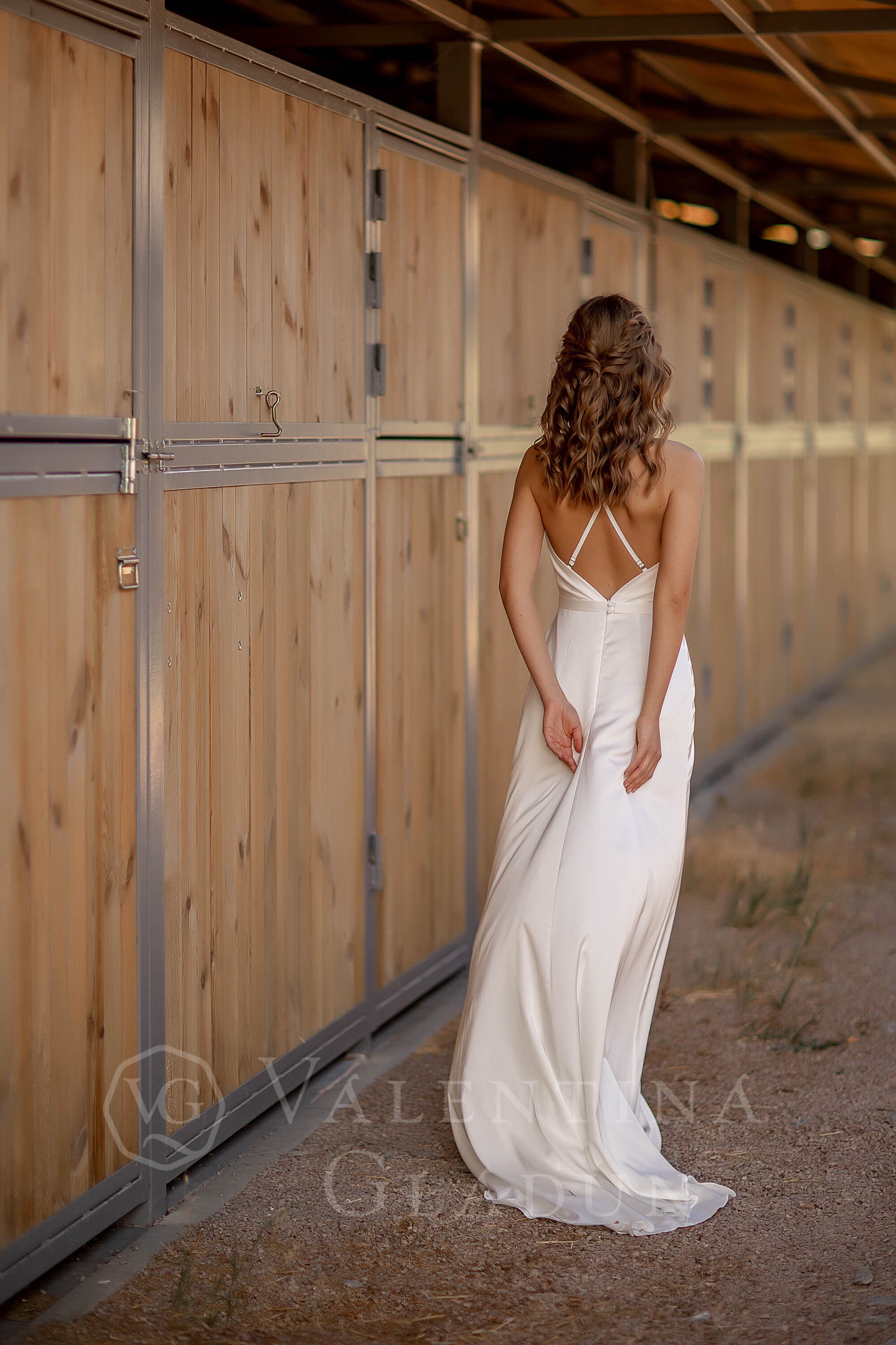 Свадебное платье с открытой спиной на тонких бретелях