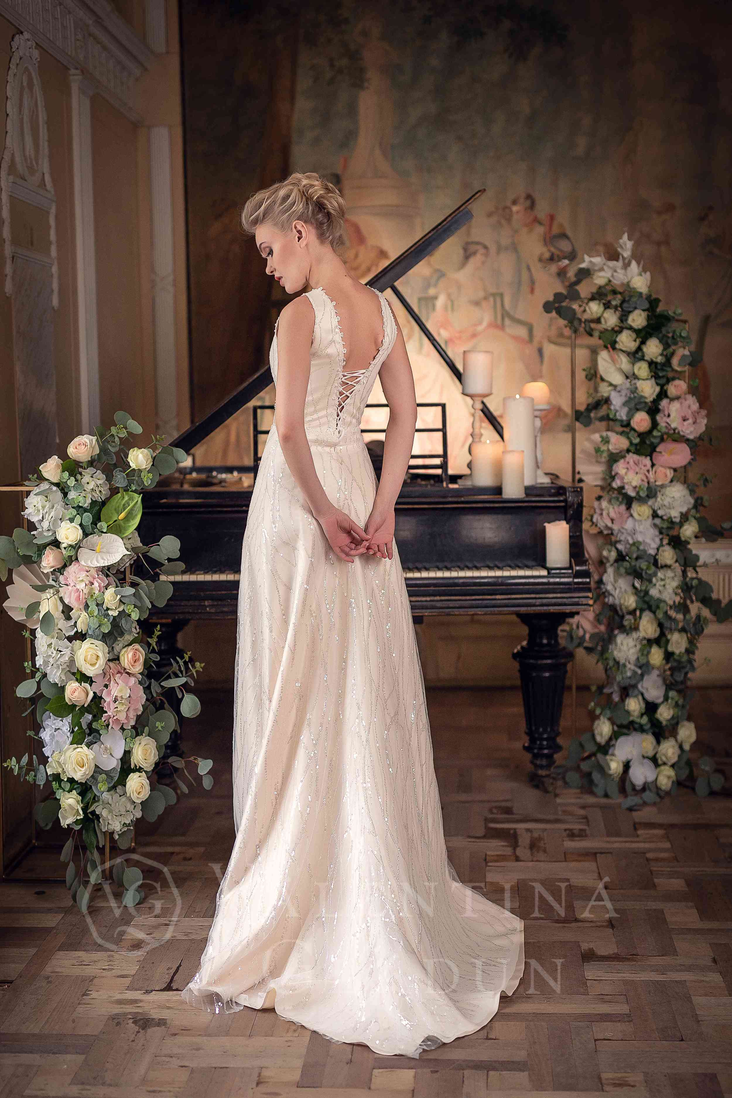 облегающее свадебное платье с открытой спиной 