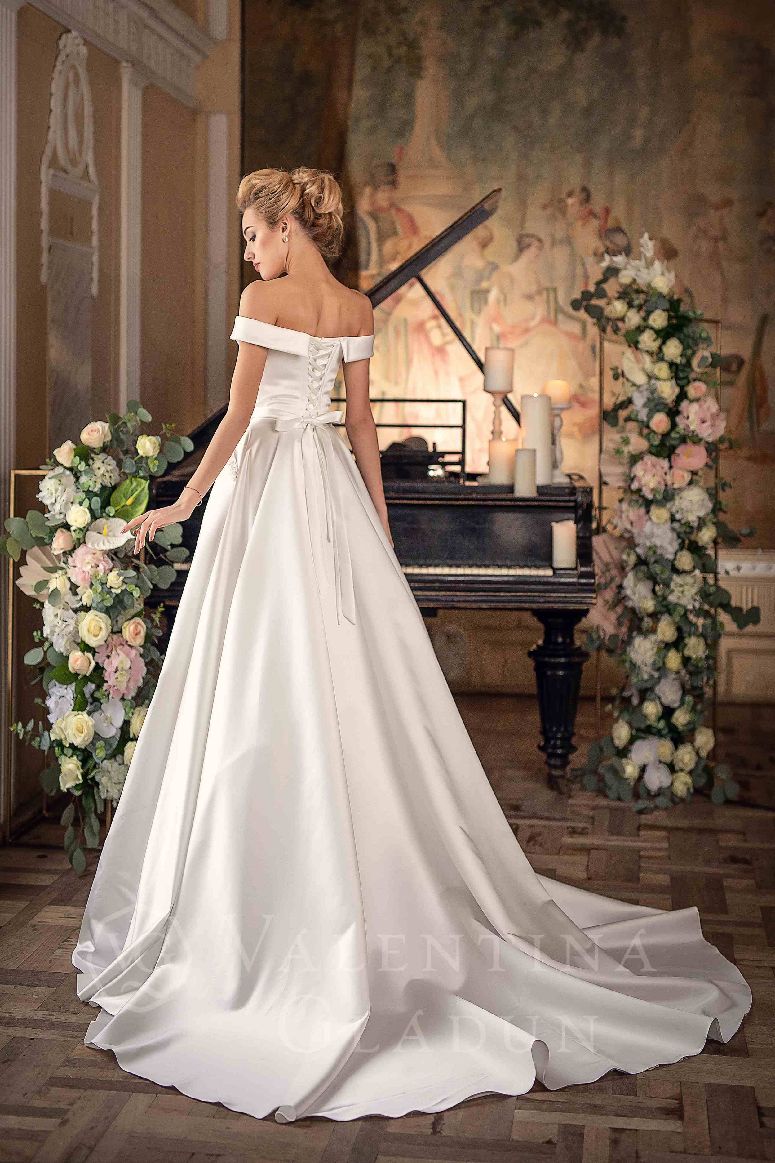 пышное свадебное платье со спущенными широкими брелетями