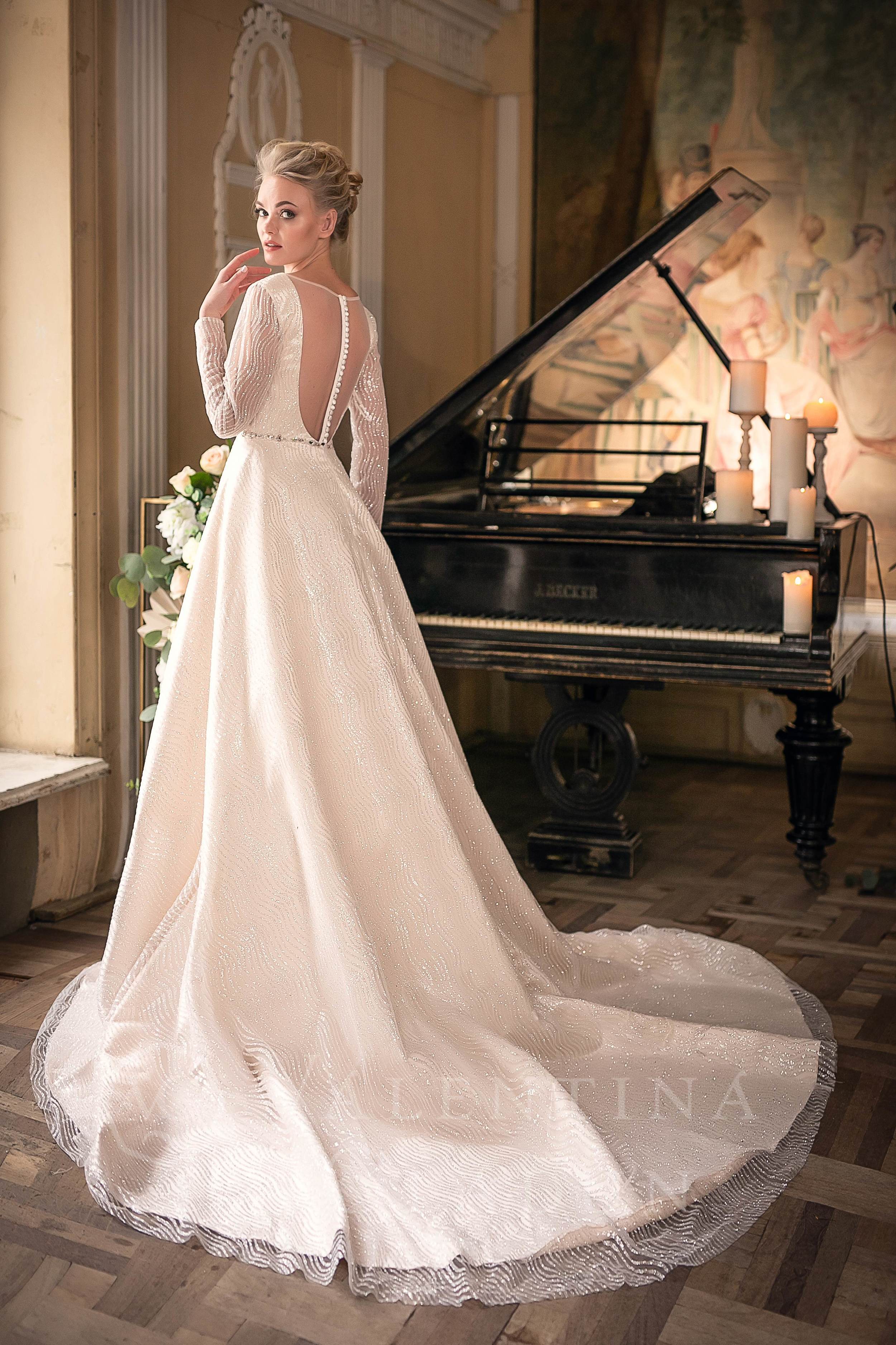 Длинное свадебное платье с длинными рукавами и открытой спиной