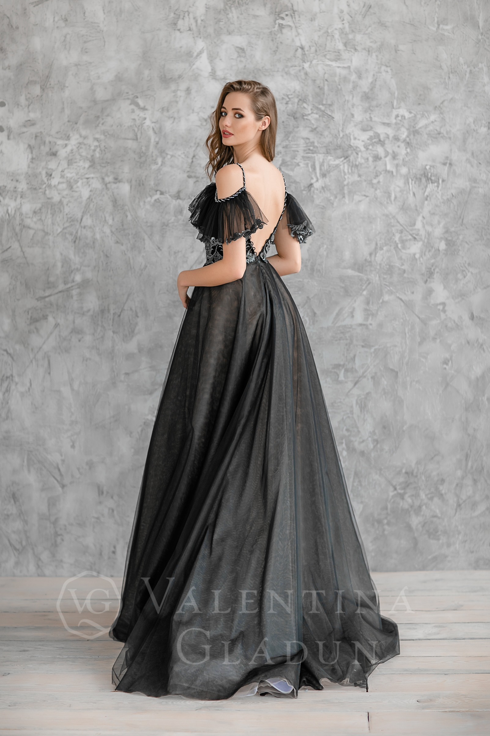Платье Delaware в черном цвете с открытой спиной