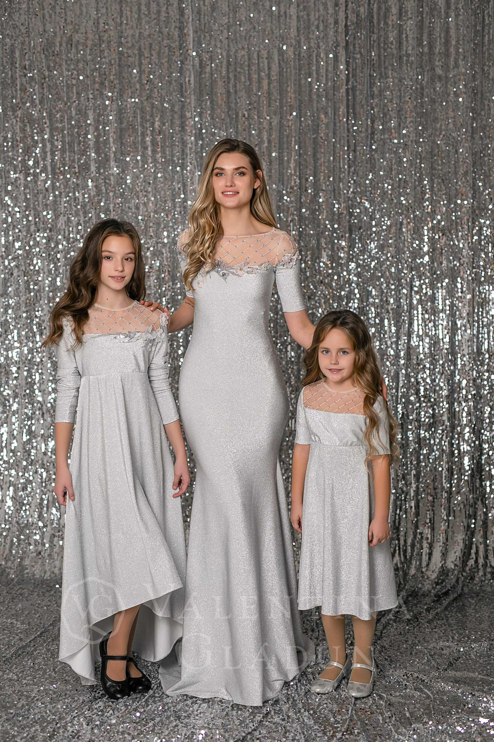 Силуэтное платье в серебрянном цвете Карнеги Family look