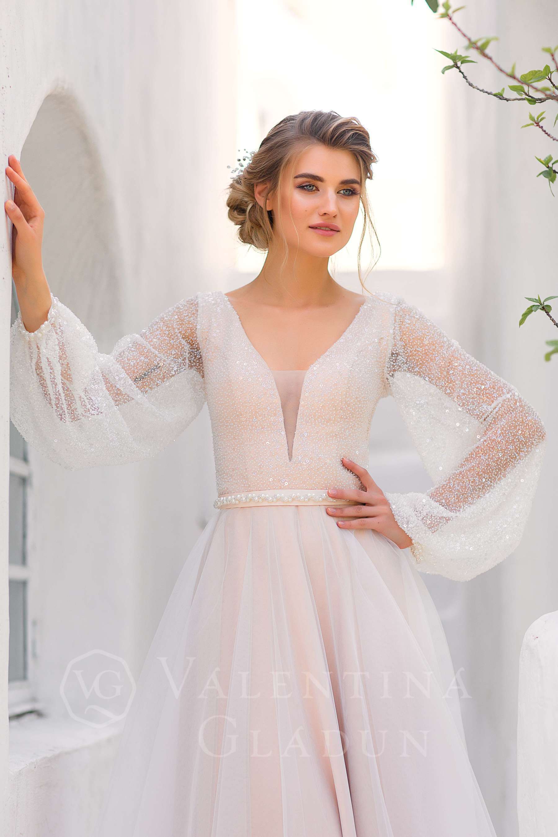 Мерцающее свадебное платье с рукавами и декольте Вольтерра 2020-2021
