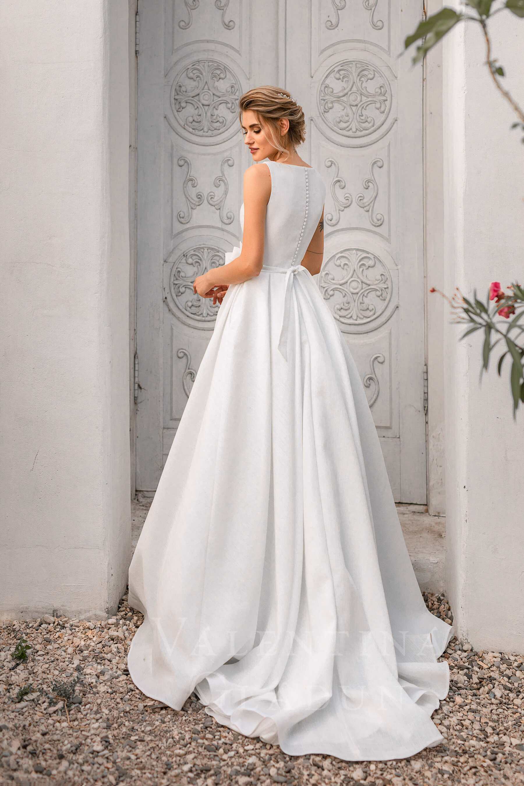 Платье свадебное со шлейфом и глубоким декольте Sorrento от Гладун 2020-2021