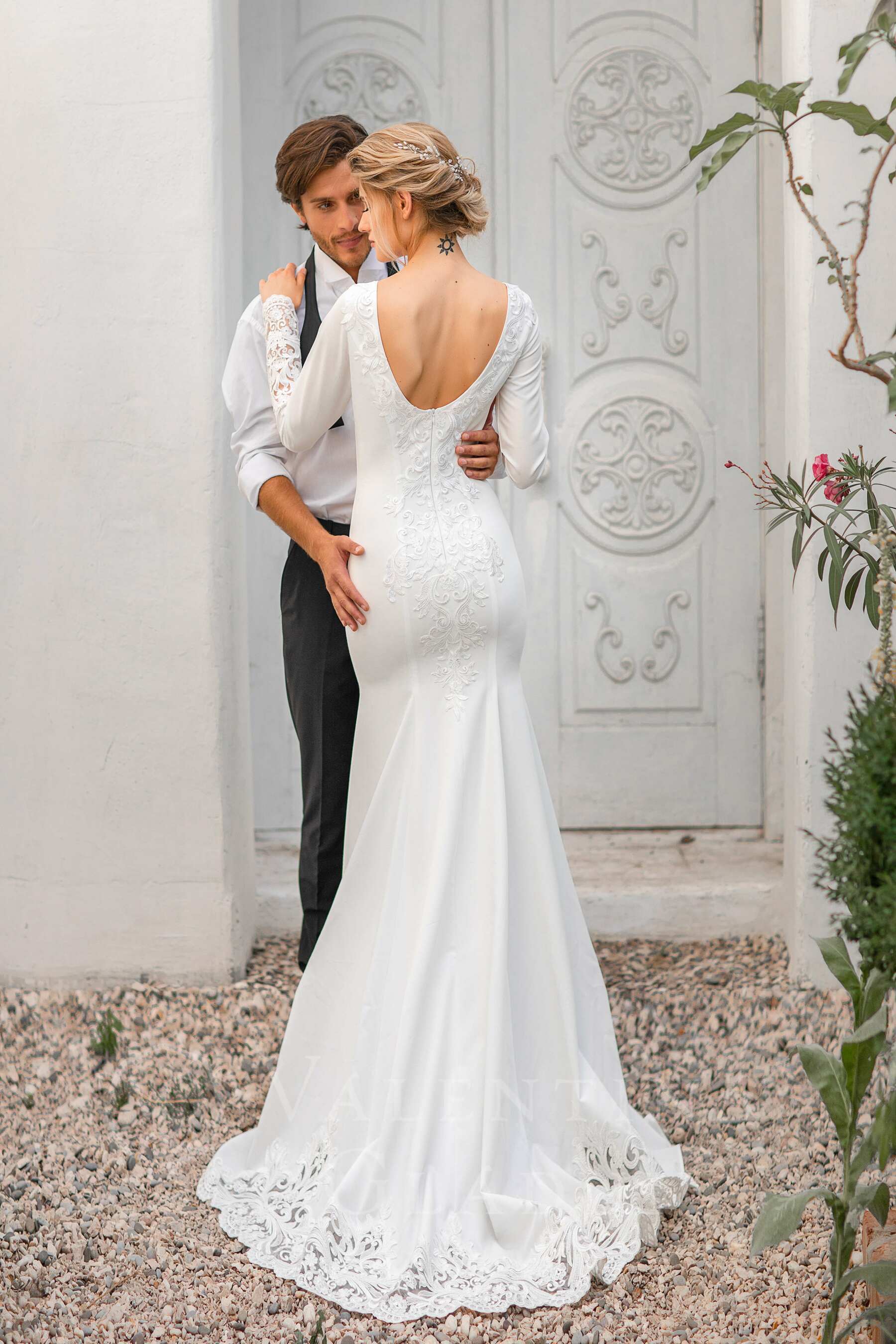 Свадебное платье с рукавами и кружевом Лукрезио 2021