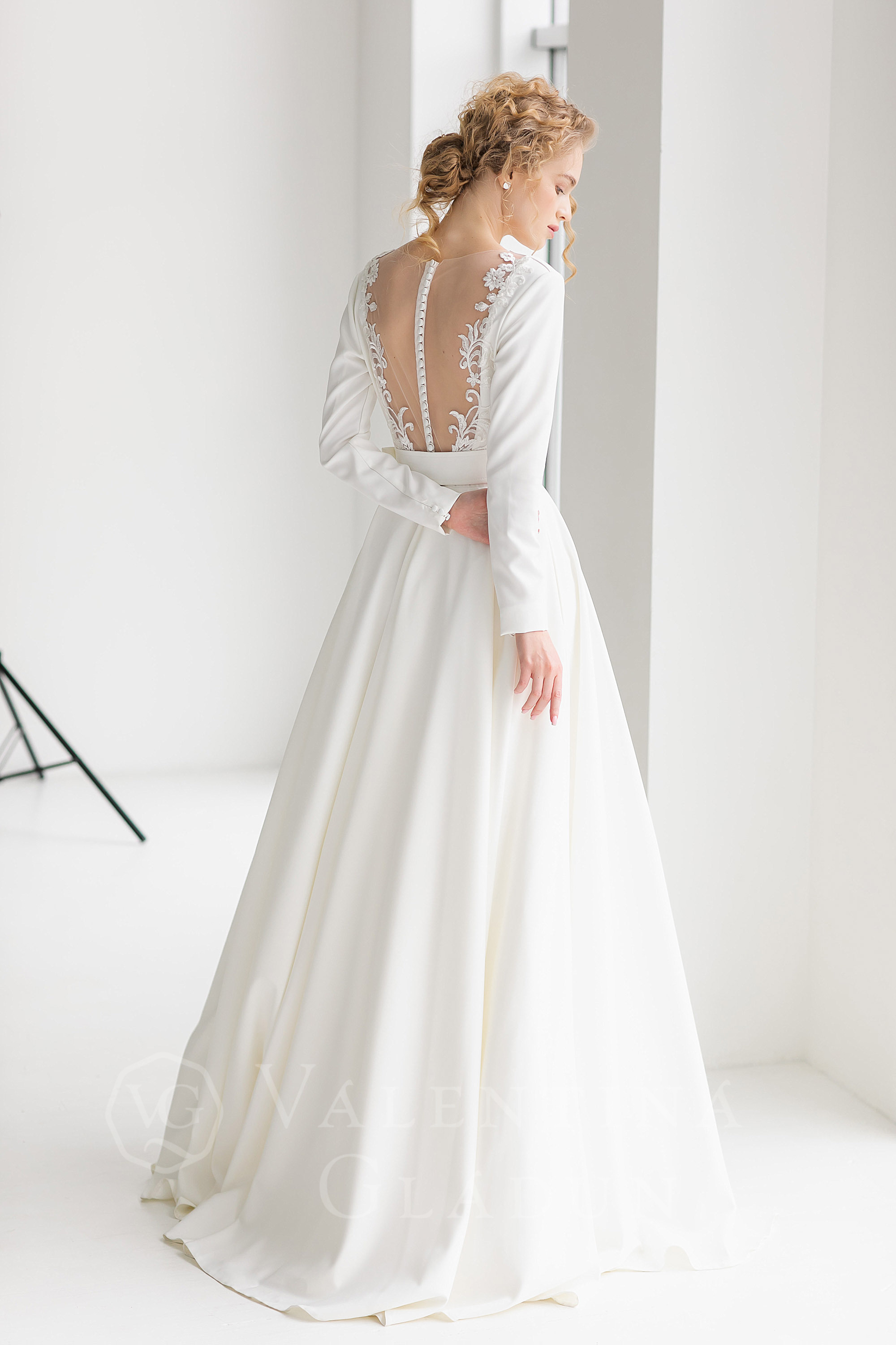Свадебное платье с рукавами и прозрачной спинкой