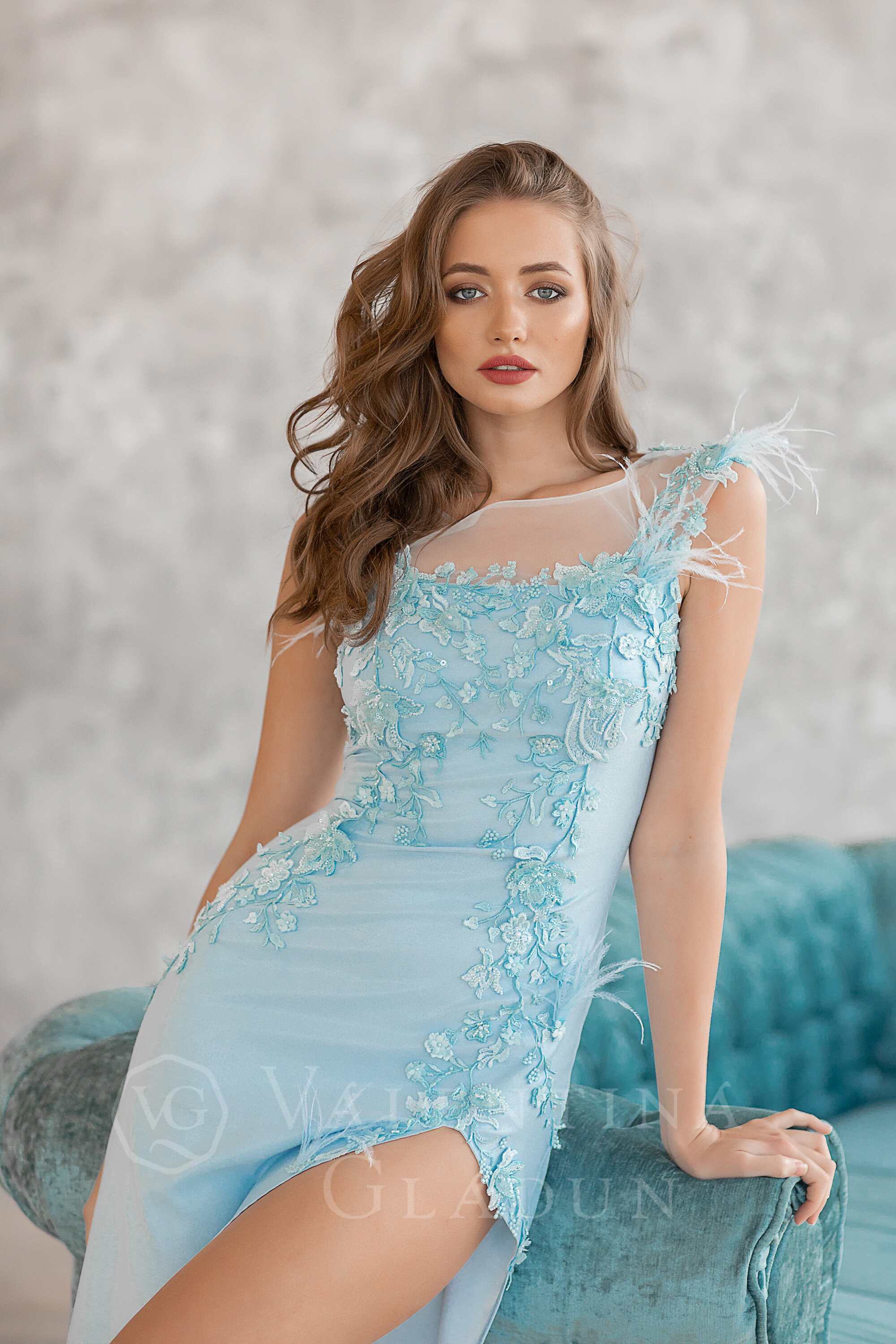 Красивое выпускное платье с высоким разрезом и перьями Беласко в голубом цвете