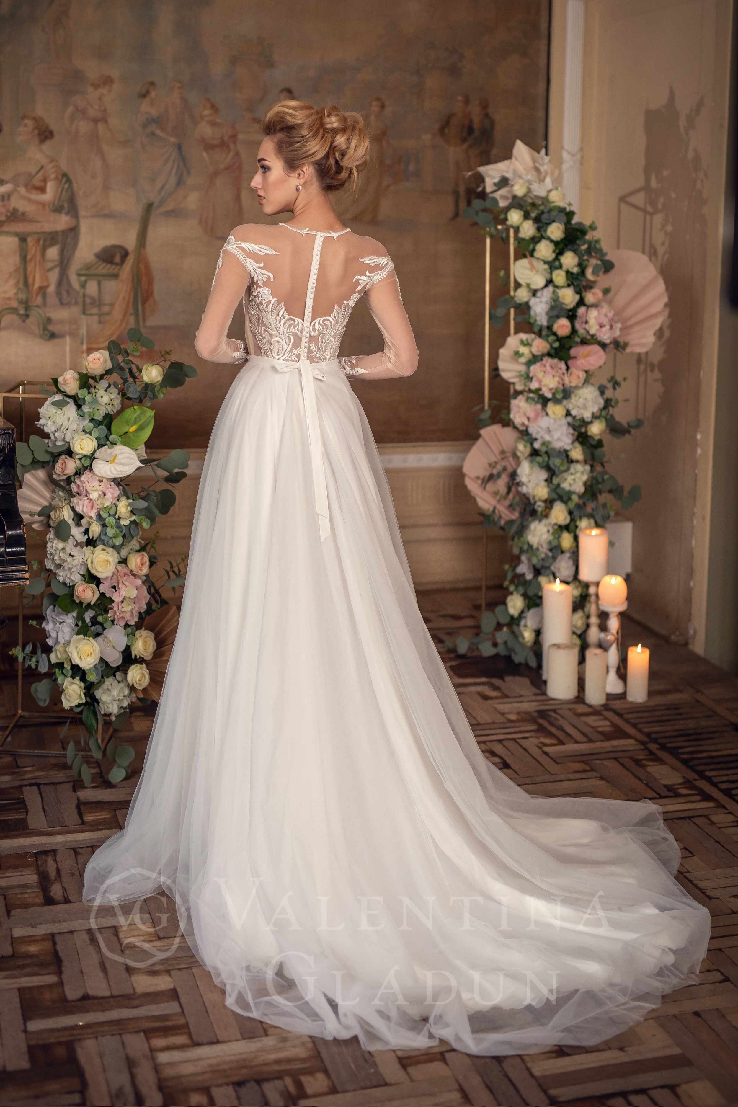 воздушное свадебное платье с длинным шлейфом Ренесанс