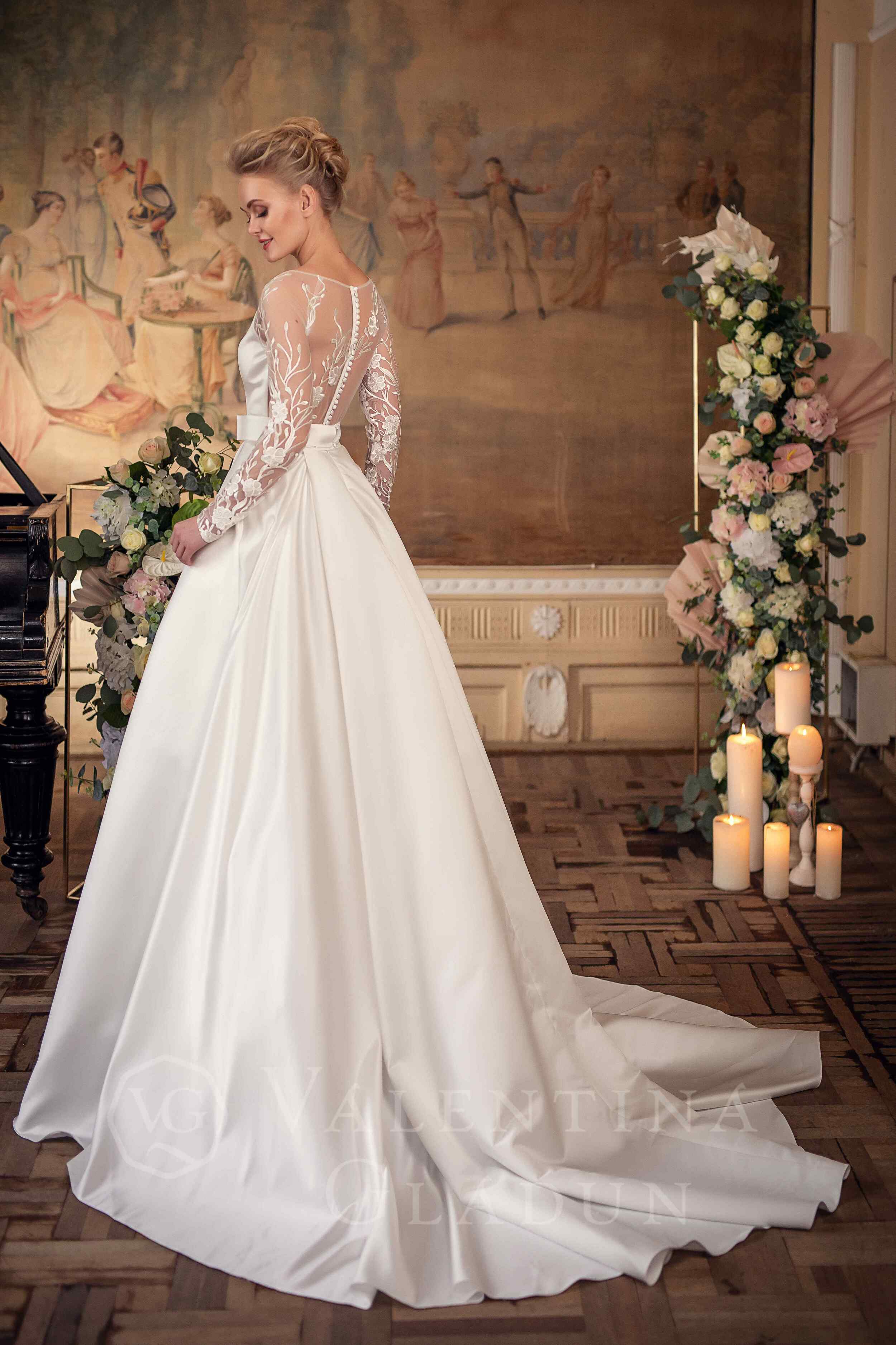 атласное свадебное платье со шлейфом и длинными рукавами