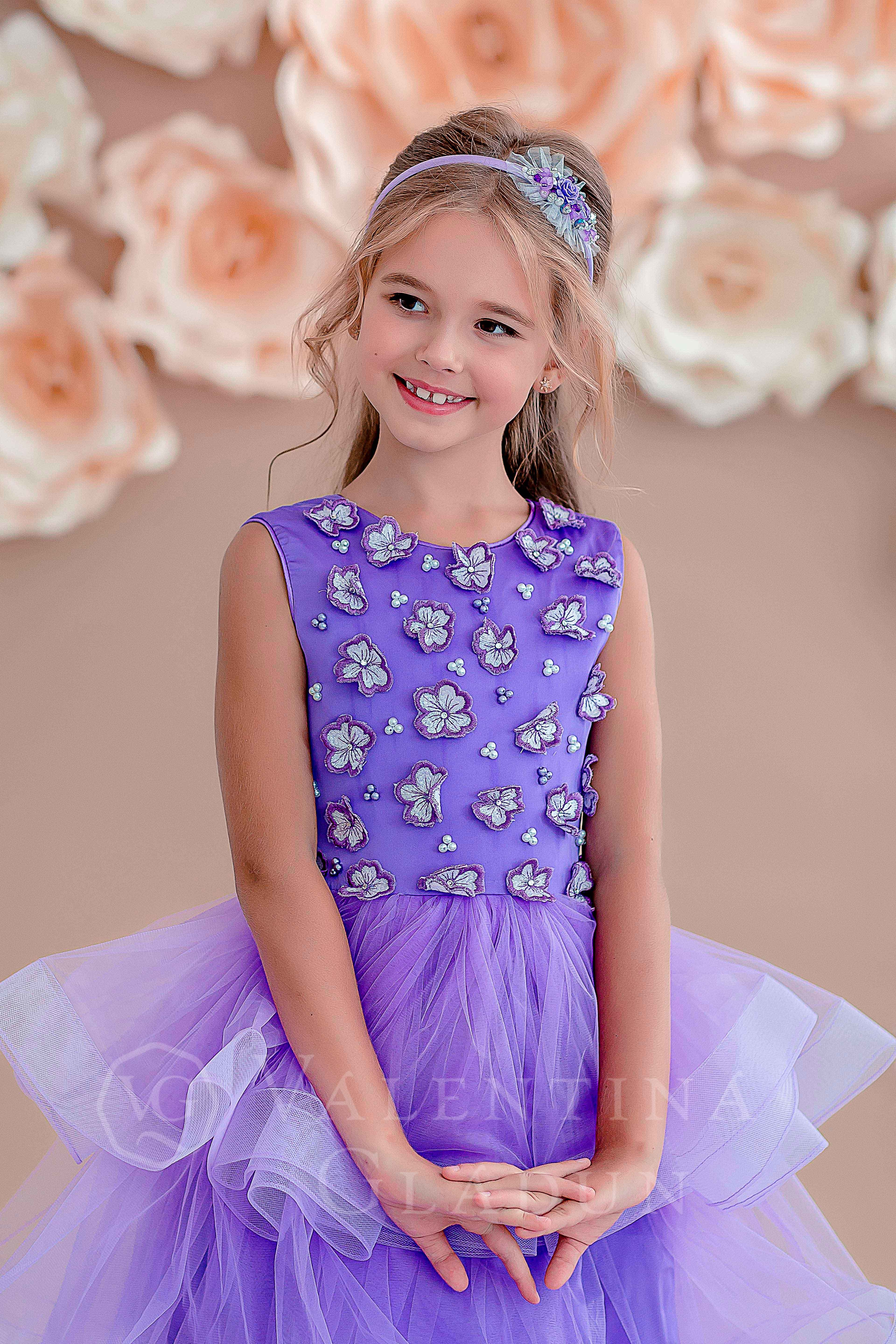 Милое детское платье лилового цвета