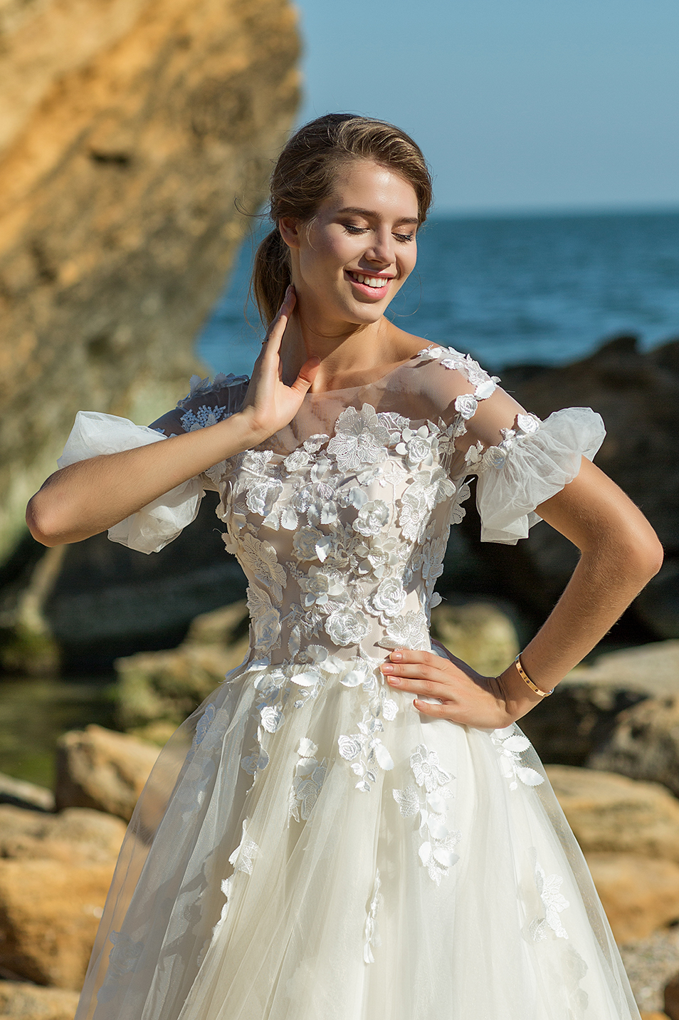 Свадебное платье с вышивкой и необычными рукавами
