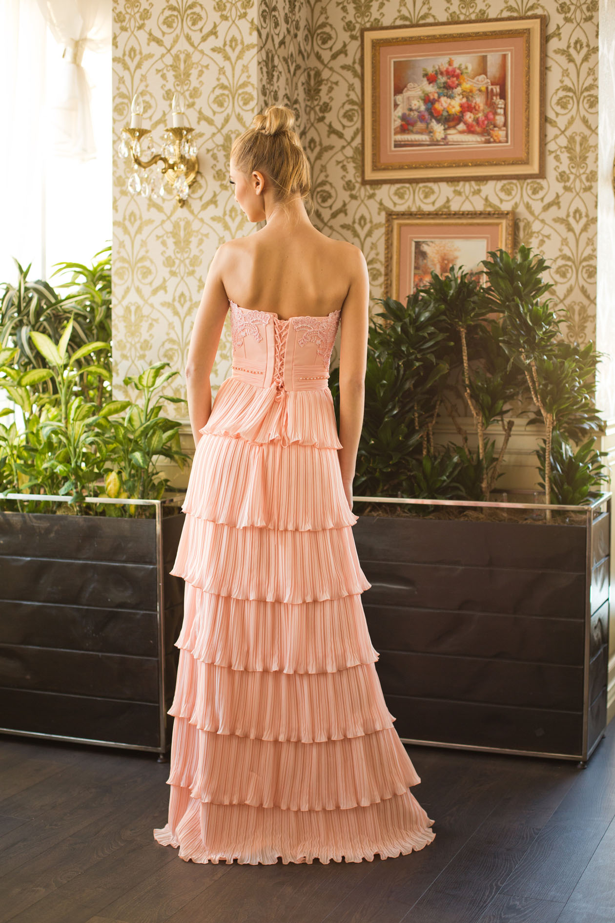 Легкое платье персикового цвета