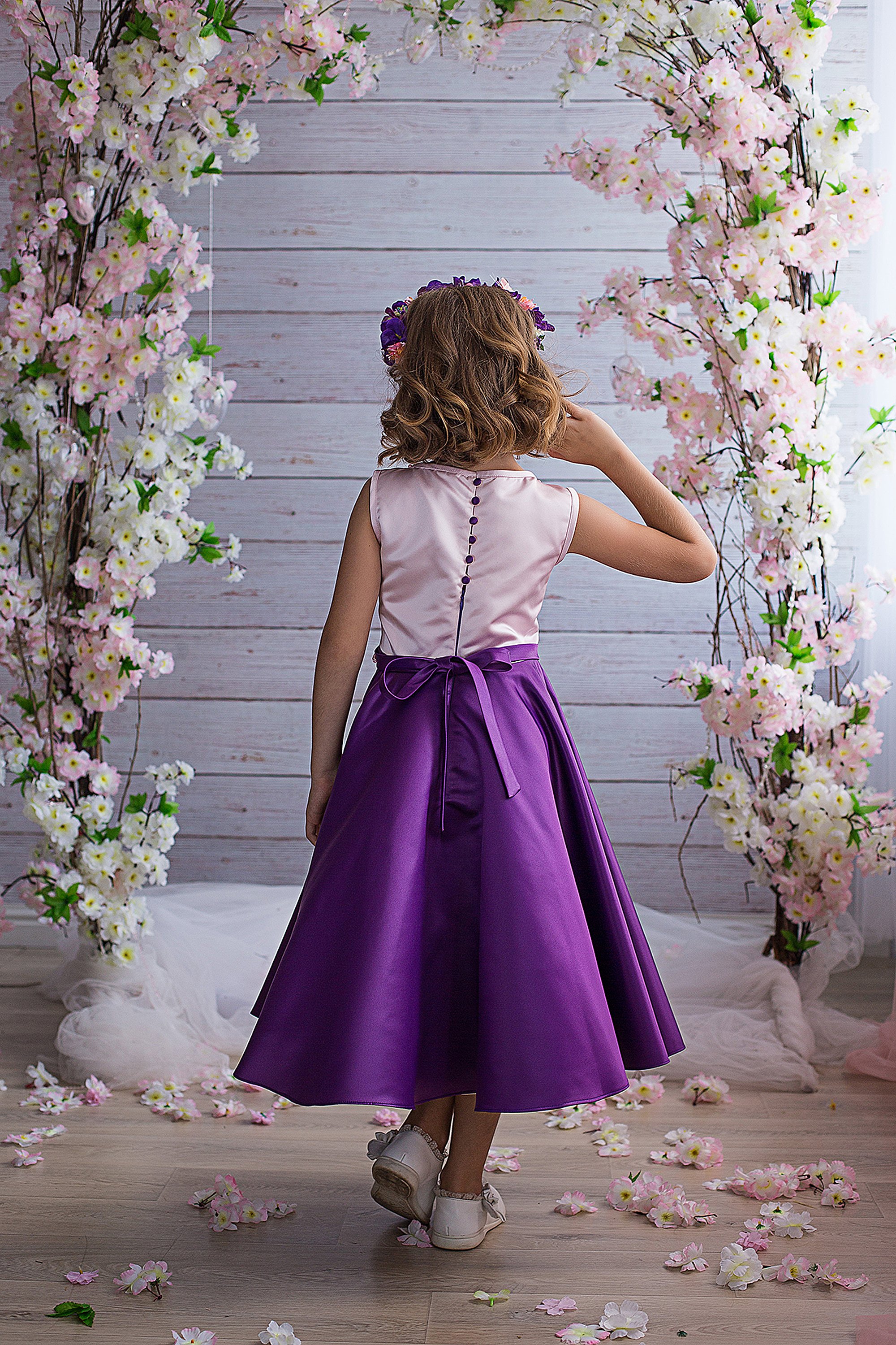 Фиолетовое платье для девочки с вышивкой