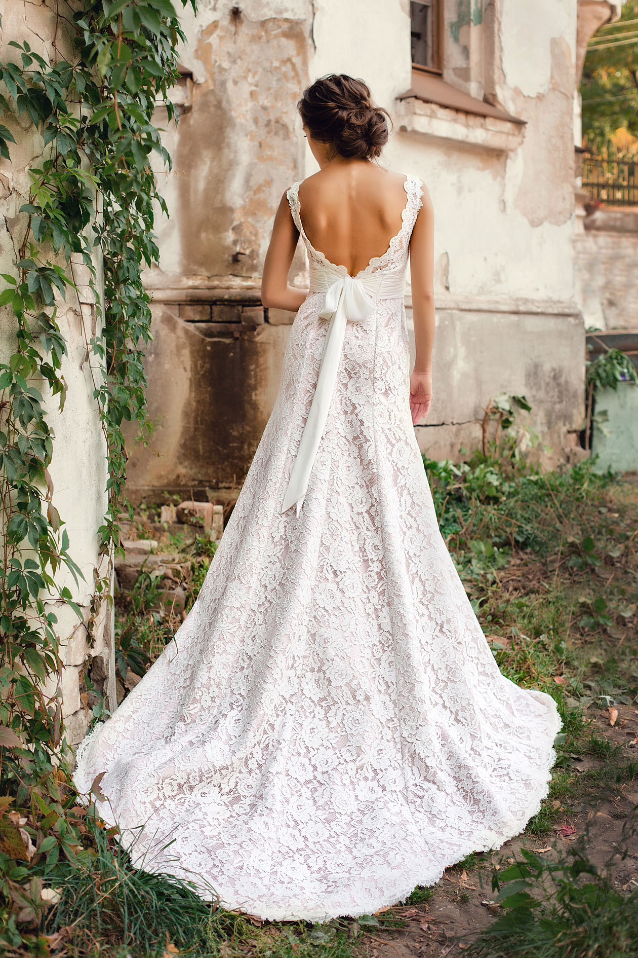 Свадебное платье с открытой спиной 