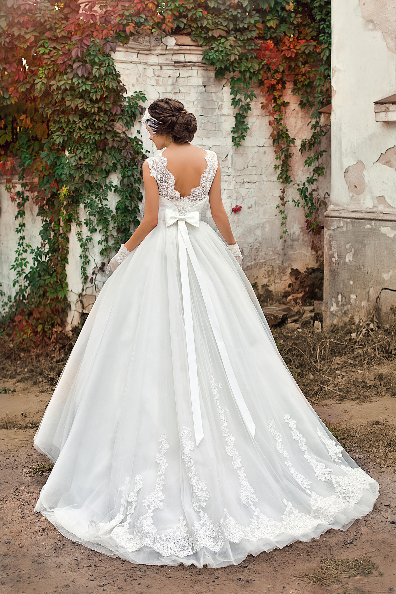 Пышное свадебное платье с бантом 