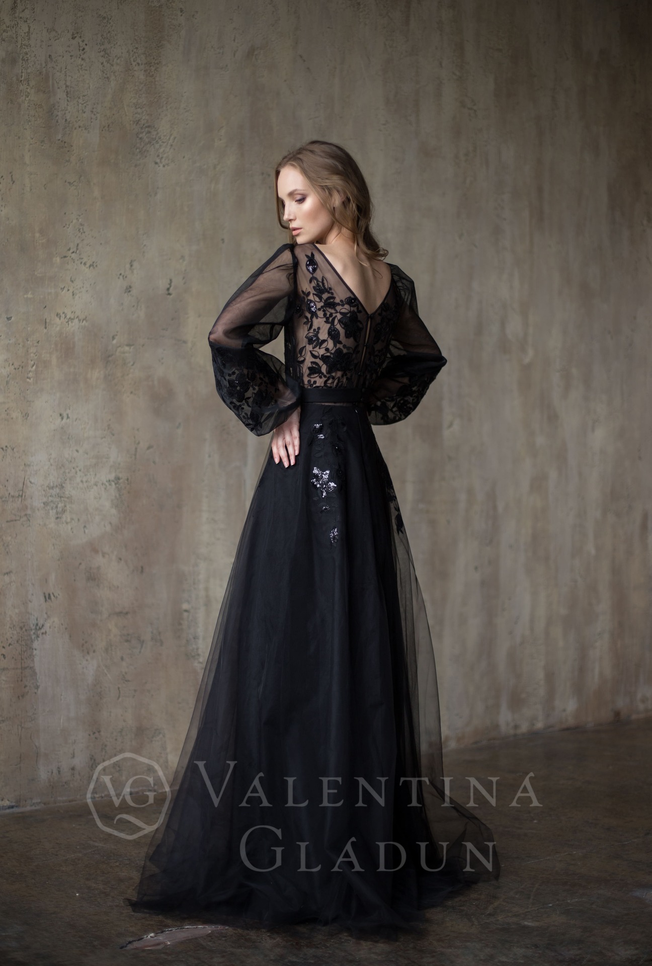 Платье в пол с длинным рукавом с вышивкой черного цвета Селеста