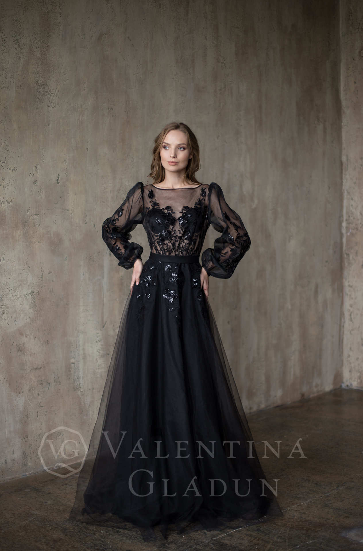 Платье в стиле нюд Селеста черного цвета 2020-21