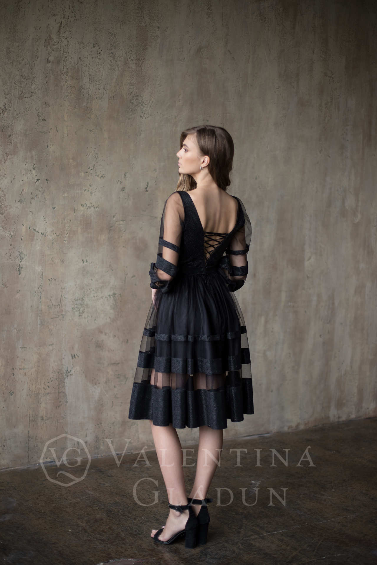 Вечернее платье-миди в черном цвете на выпускной Christel