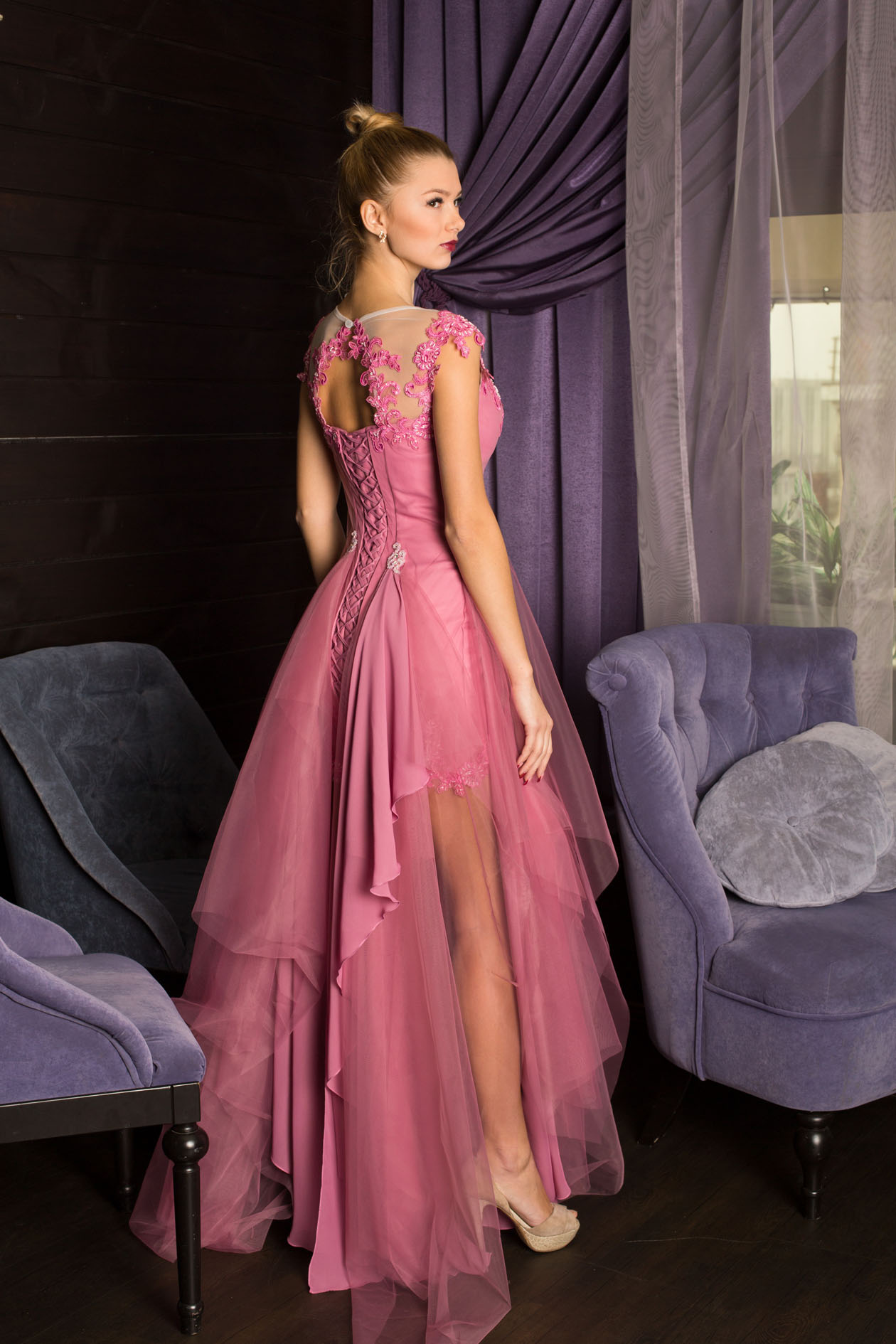 Длинное вечернее платье розового цвета