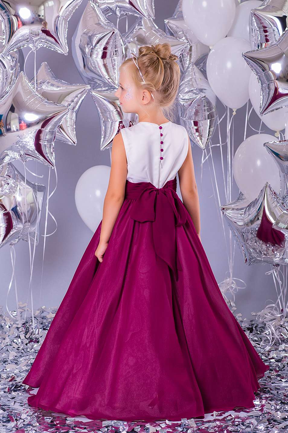 Длинное детское платье с бантом на спинке