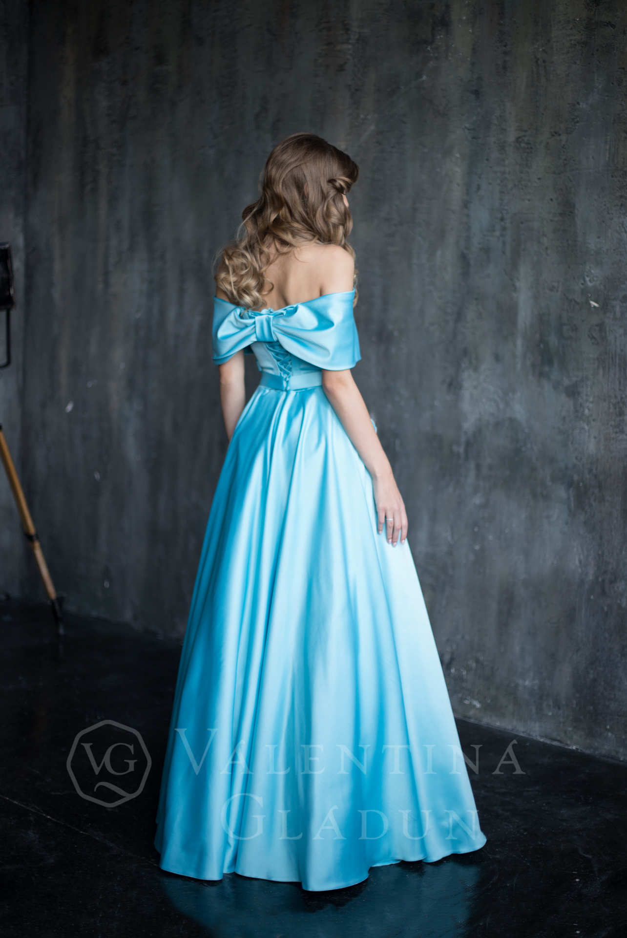 Атласное голубое платье в пол с карманами DION 2020-21