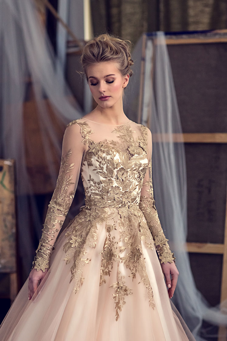 Свадебное платье золотого цвета