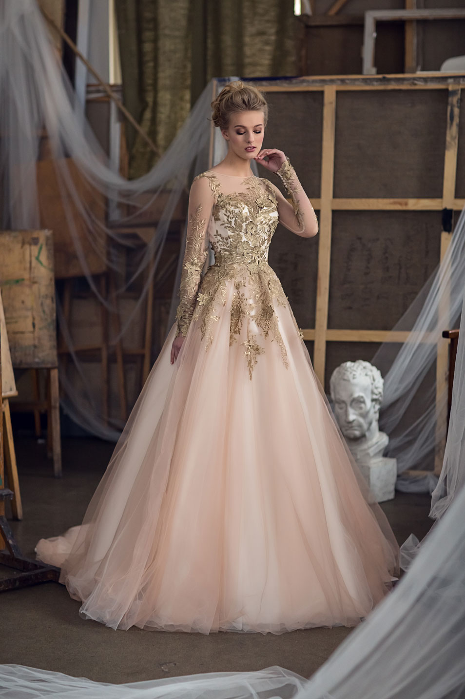 Выбираем модное золотое свадебное платье в 2022-2023 году