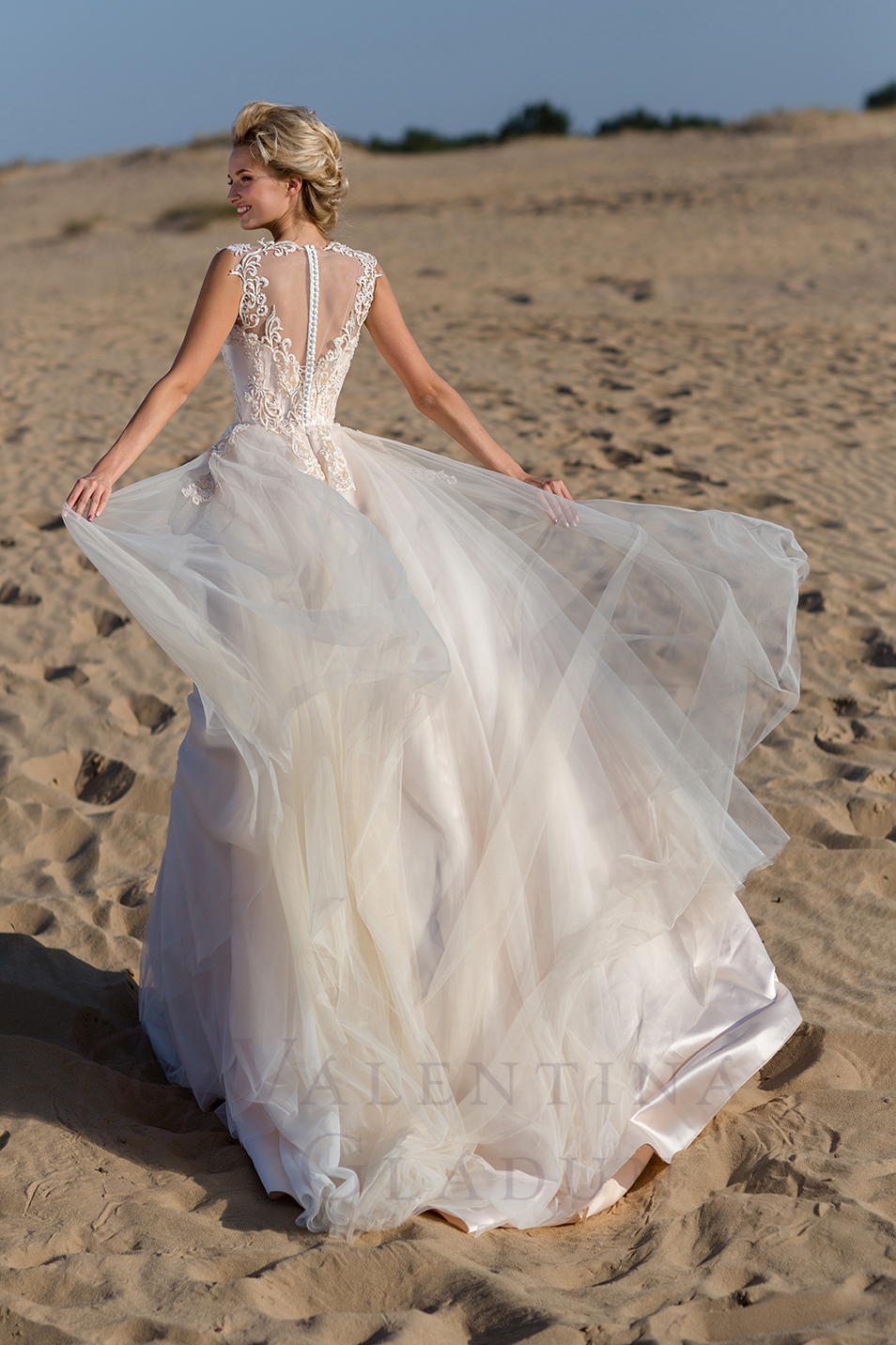 Свадебное платье с пуговицами по спинке