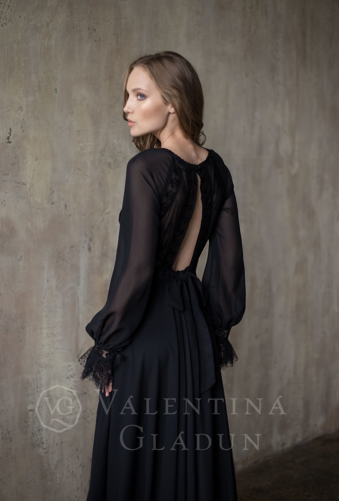 Вечернее платье с открытой спиной Федерика в черном цвете