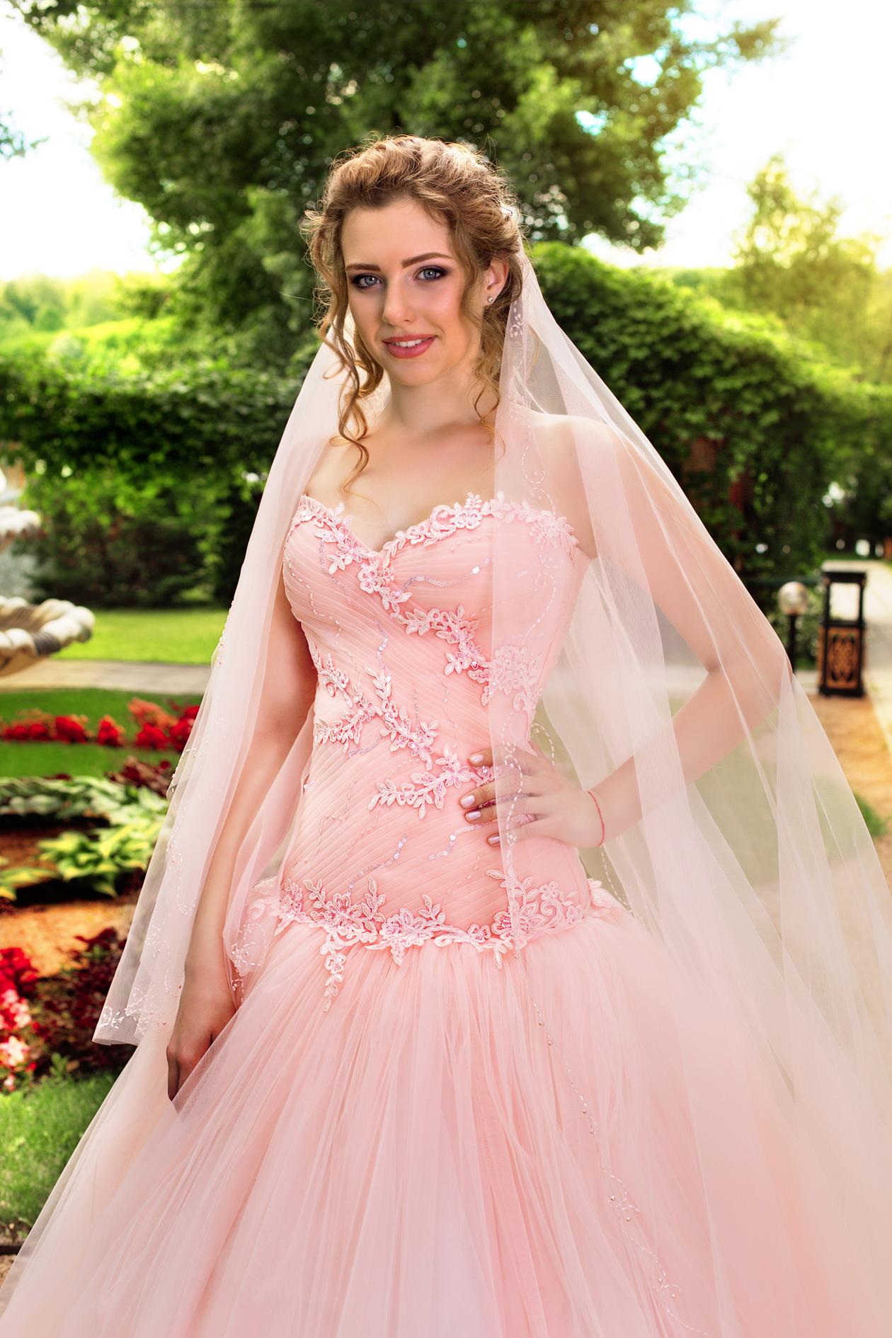 Цветное свадебное платье пудрового цвета