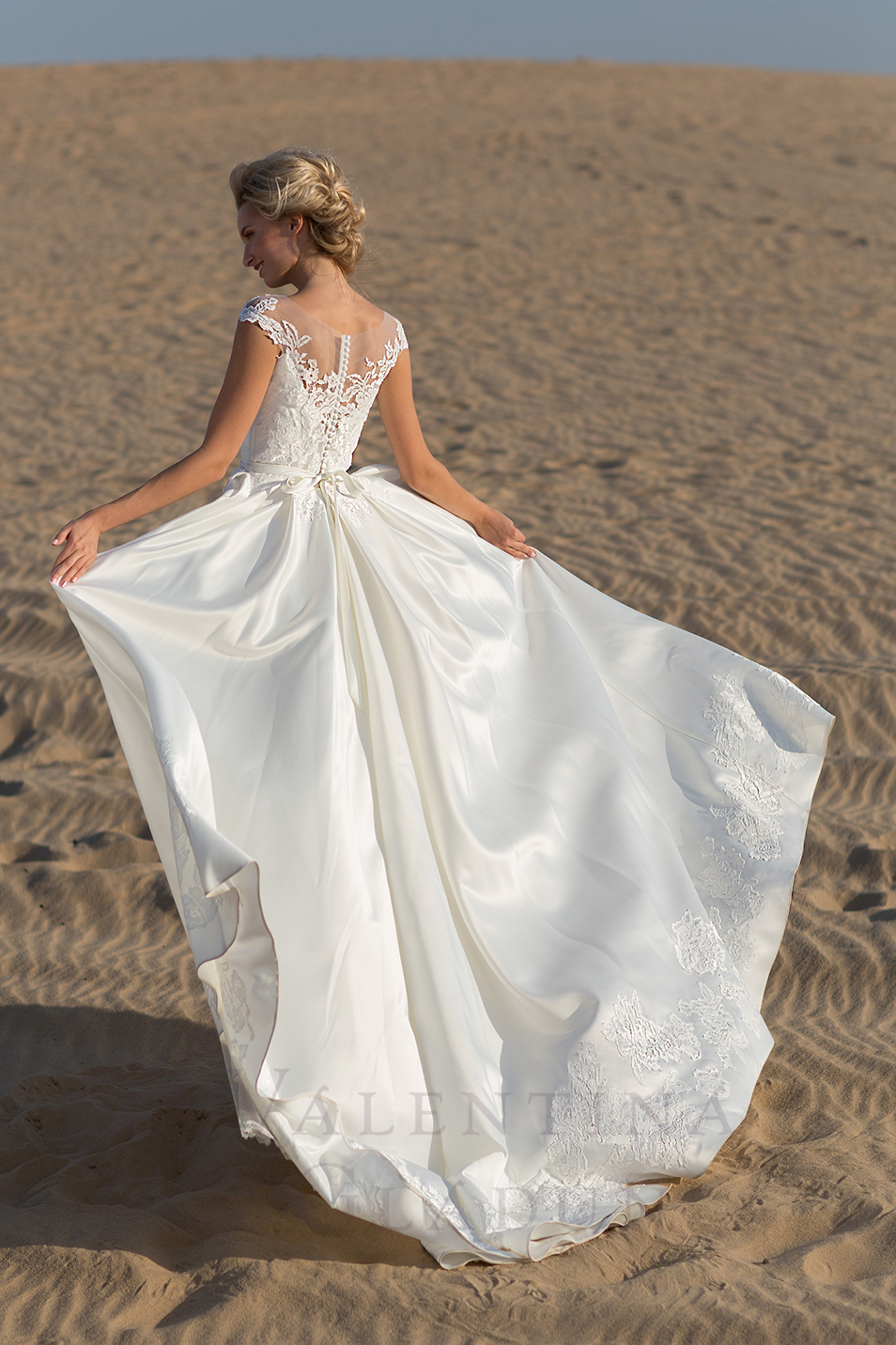 Легкое свадебное платье с пояском