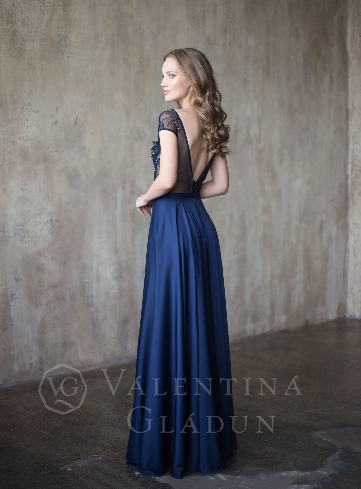 Шикарное вечернее платье синего цвета с открытой спиной IRIS