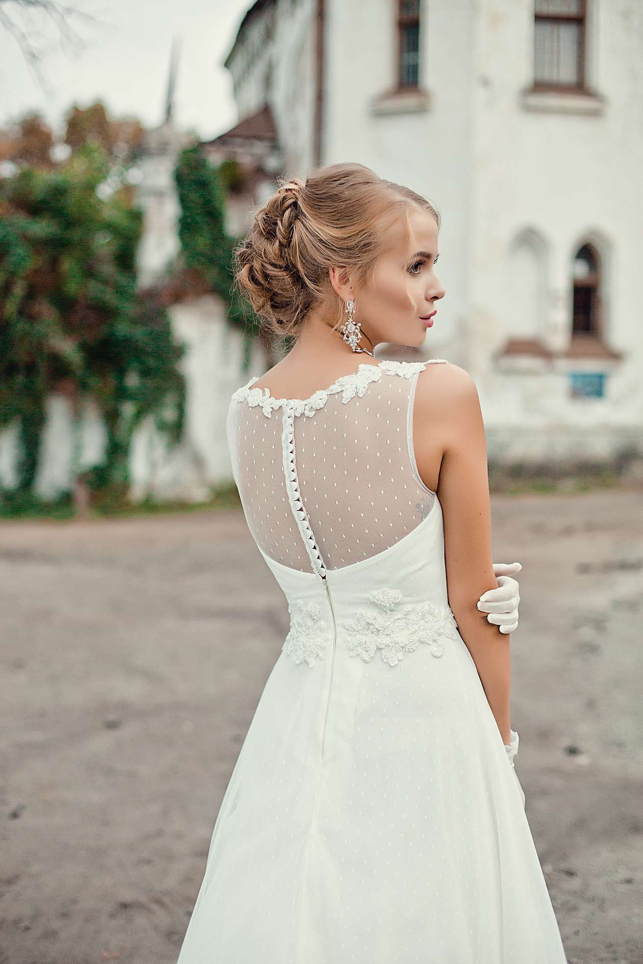 Свадебное платье с пуговичками по спине