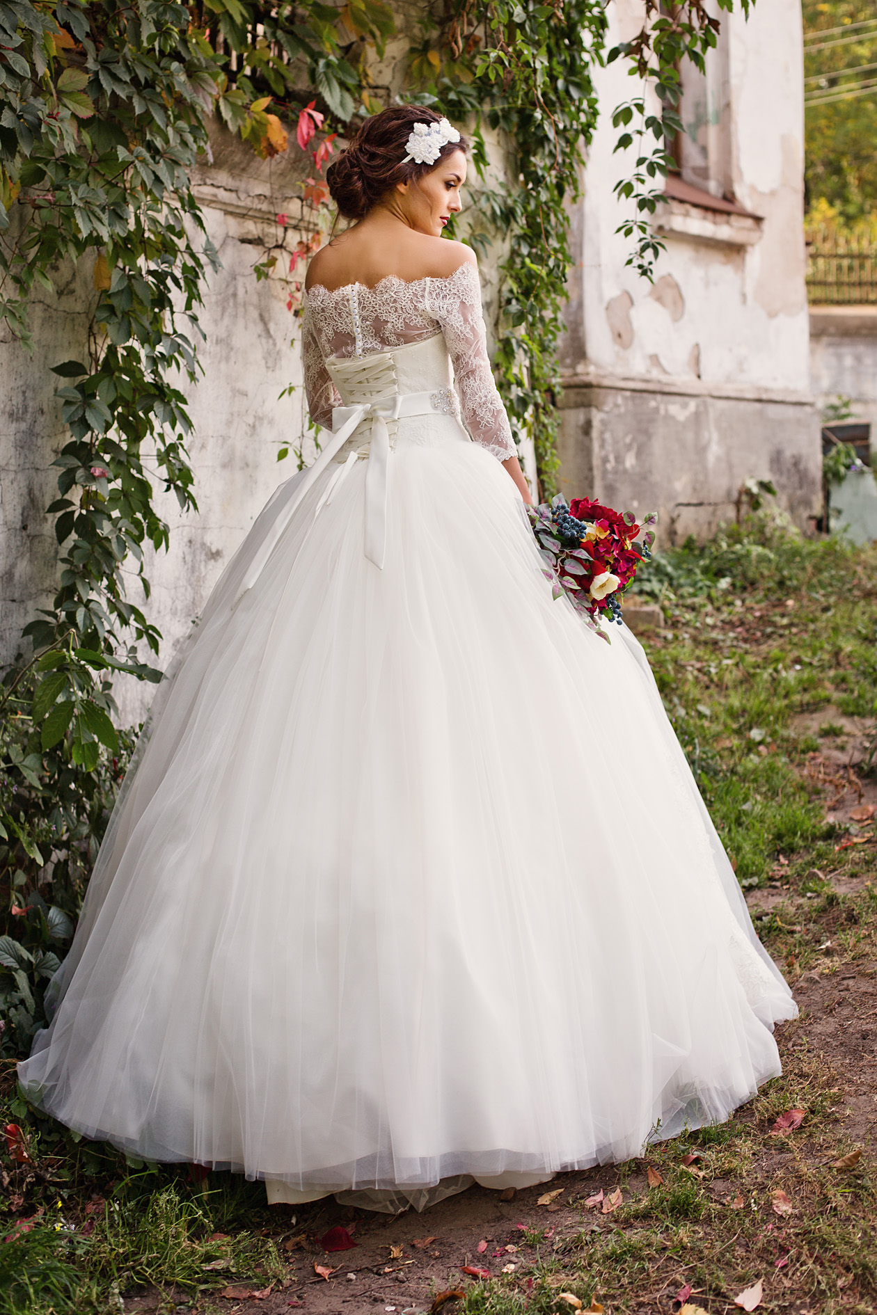 Свадебное платье с многослойной юбкой 