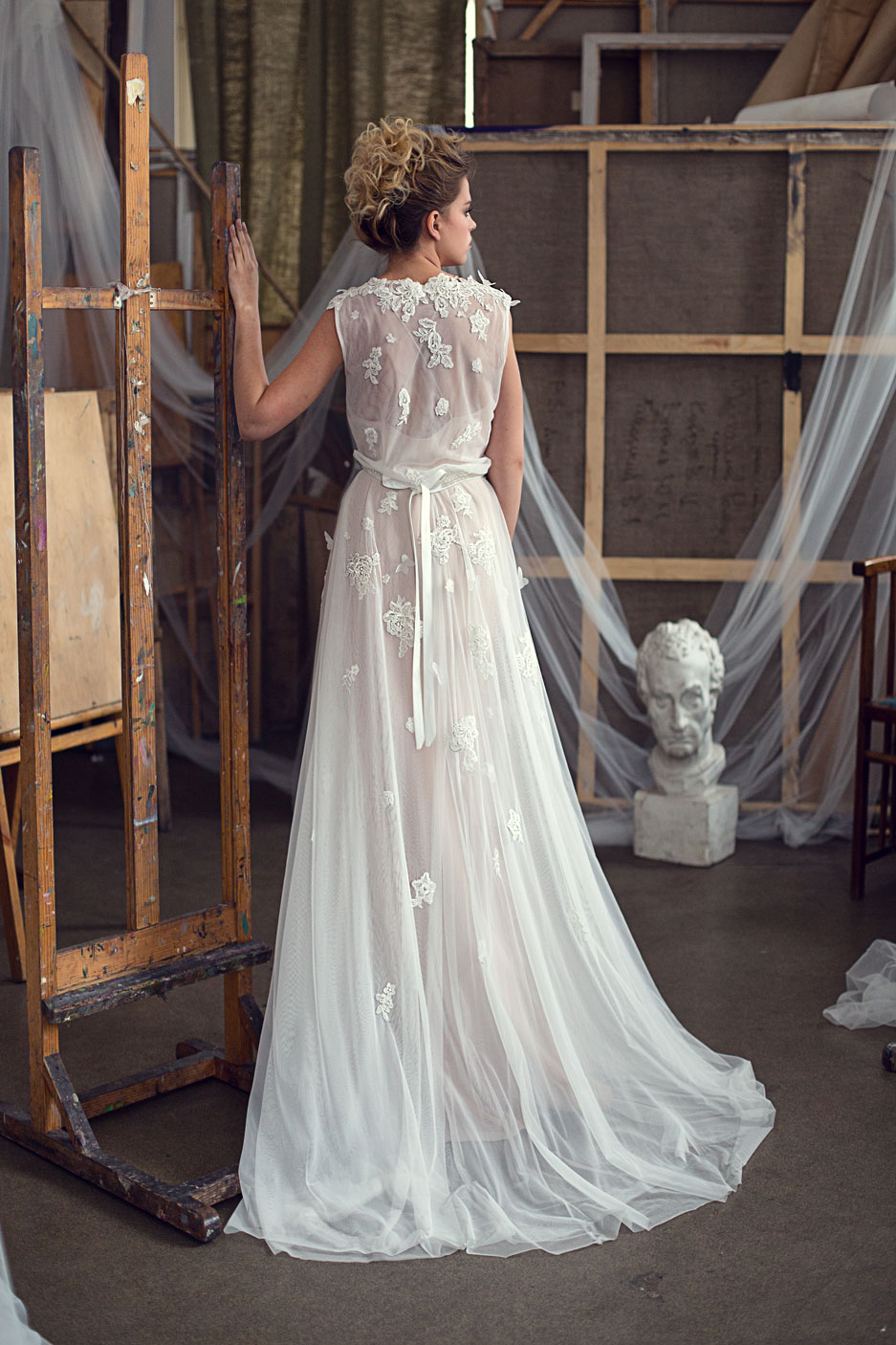 Длинное свадебное платье прямого силуэта