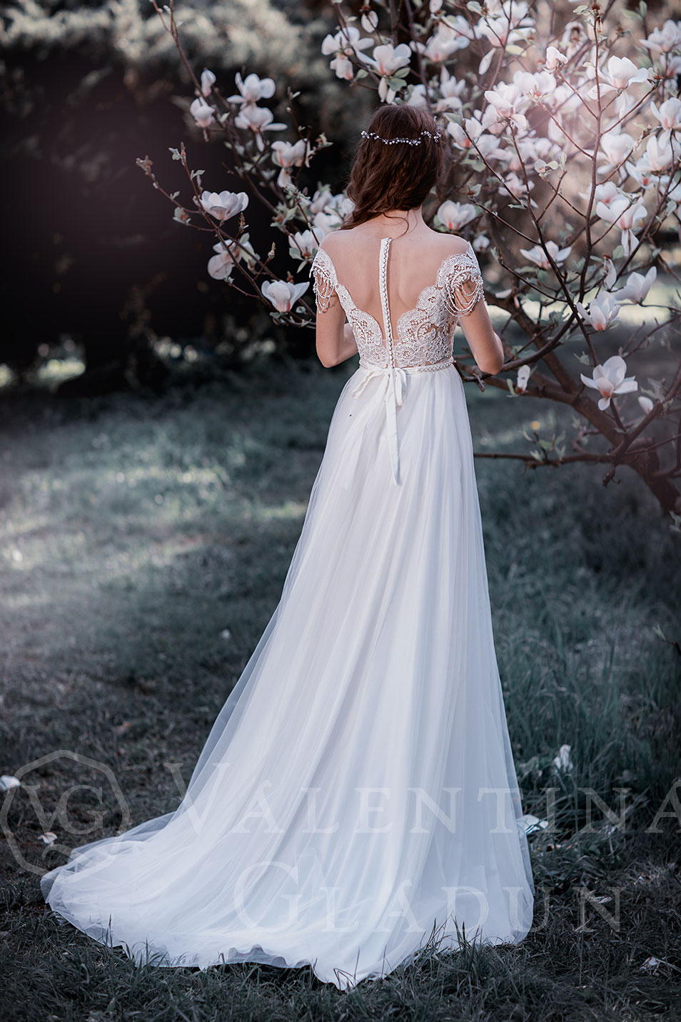 Свадебное платье с полупрозрачной спиной 