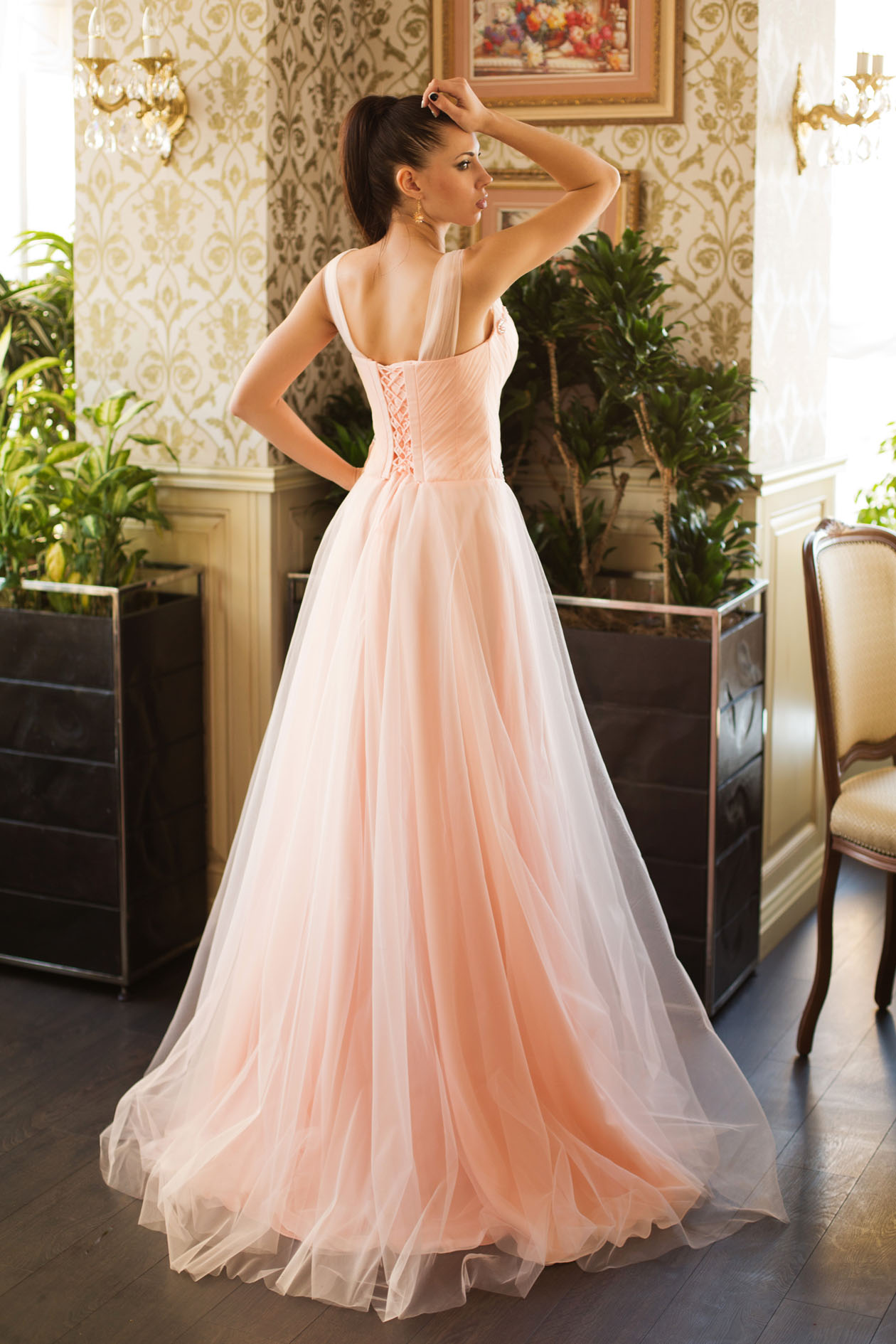 Пышное платье персикового цвета