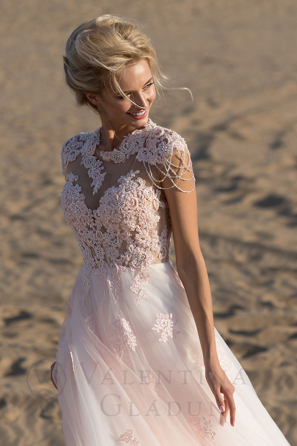 Свадебное платье нежно-розового цвета