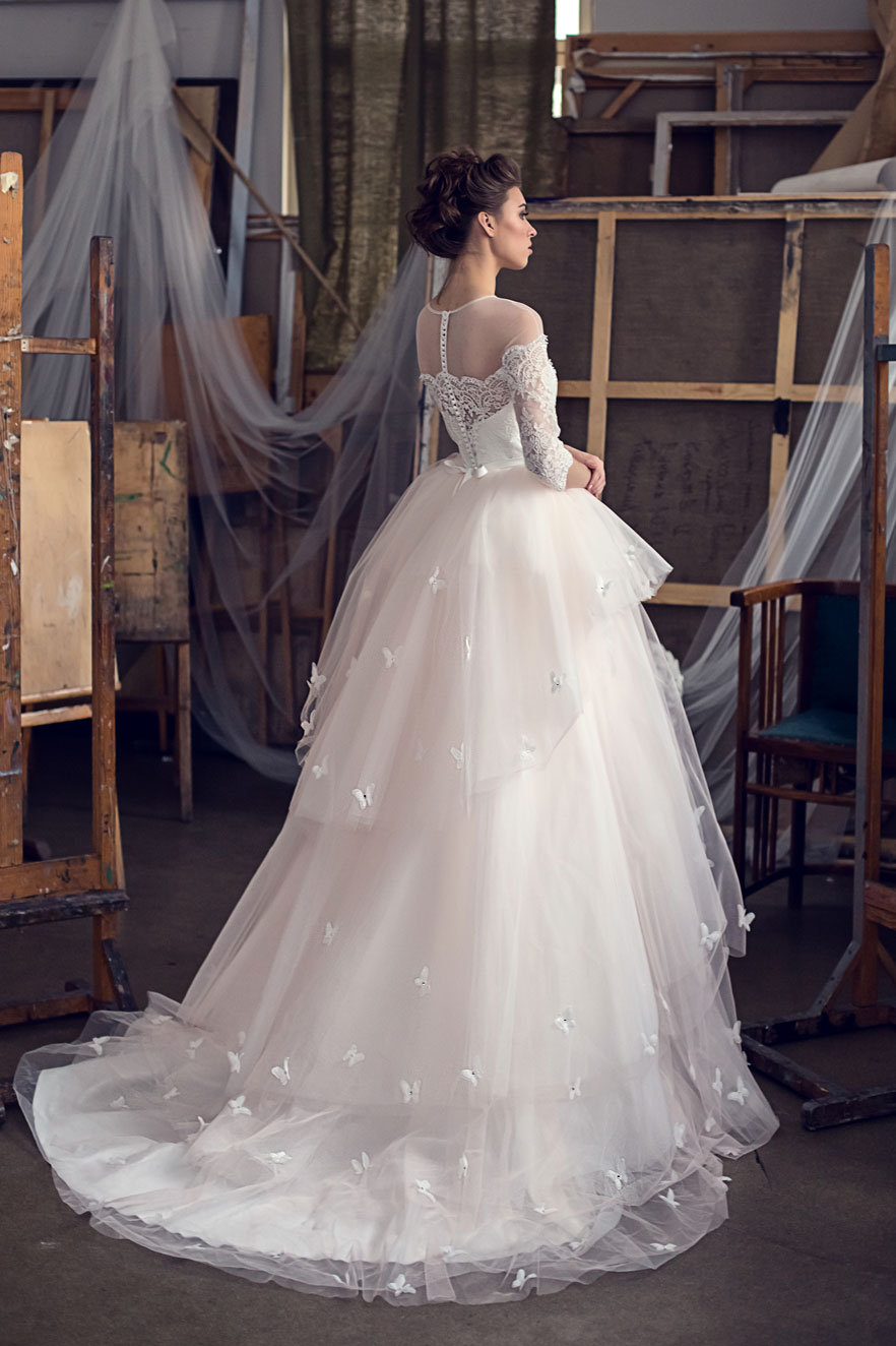 Свадебное платье с многослойной юбкой