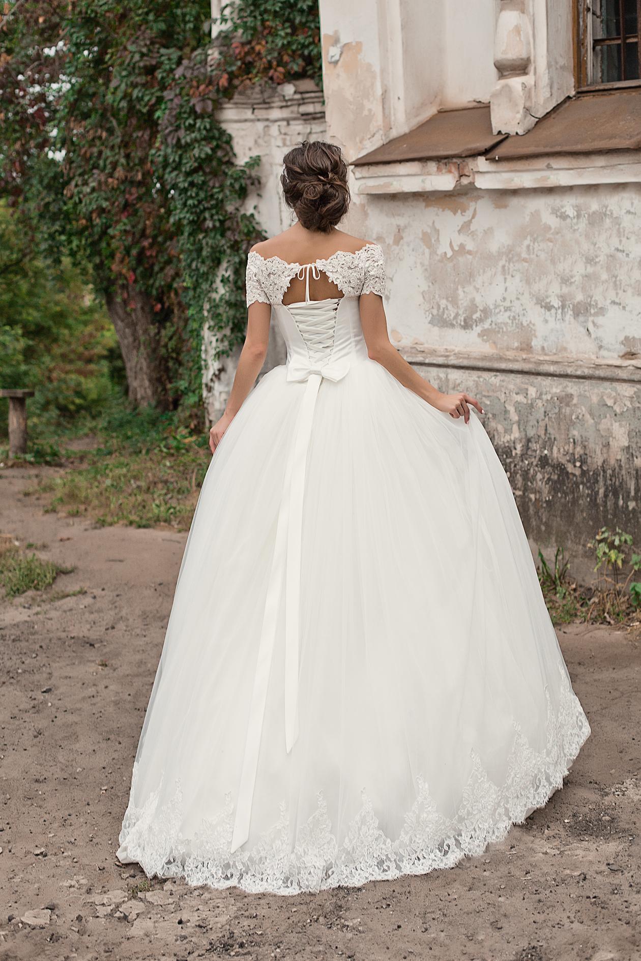 Свадебное платье с бантом на спине