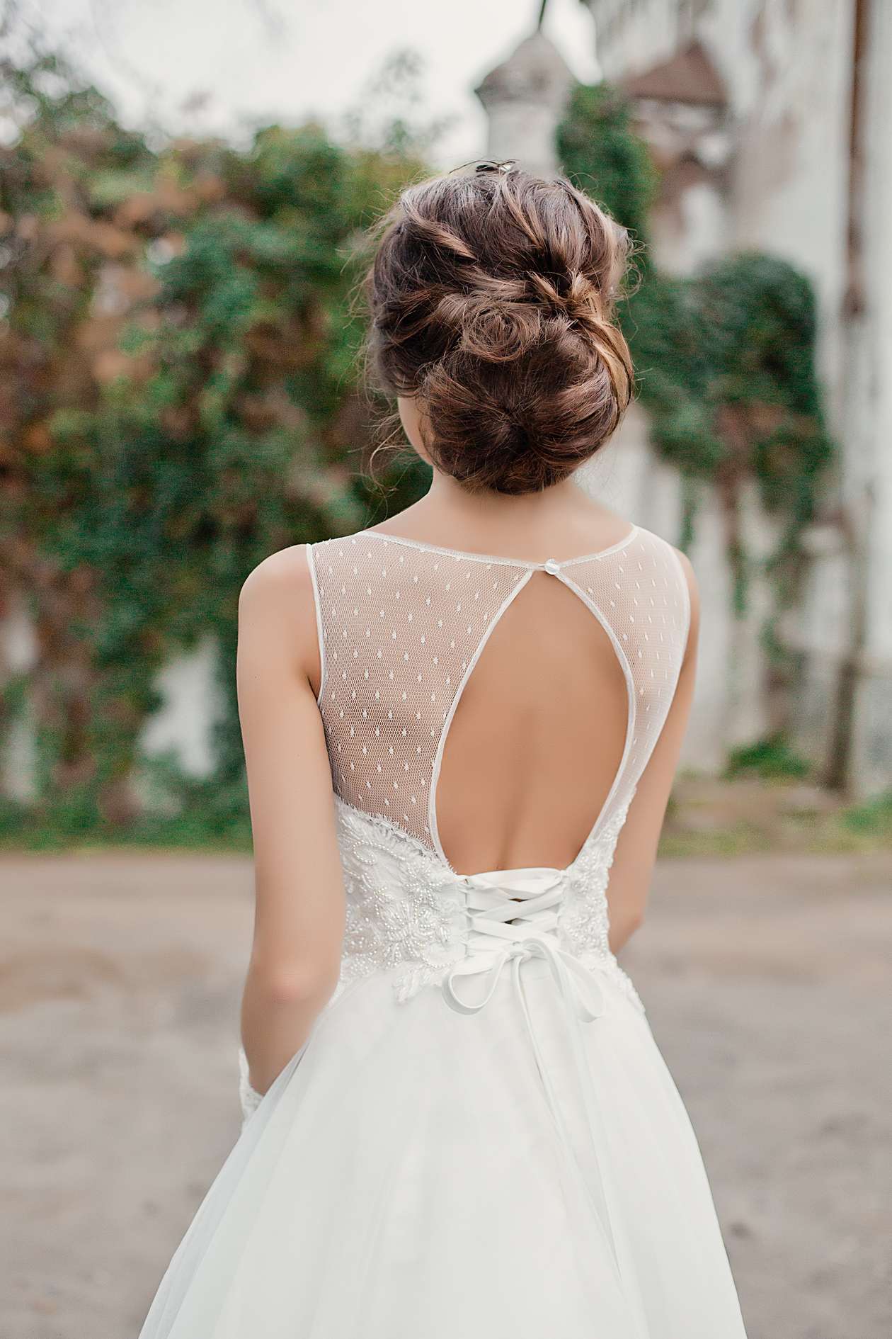 Свадебное платье с открытой спиной и шнуровкой 