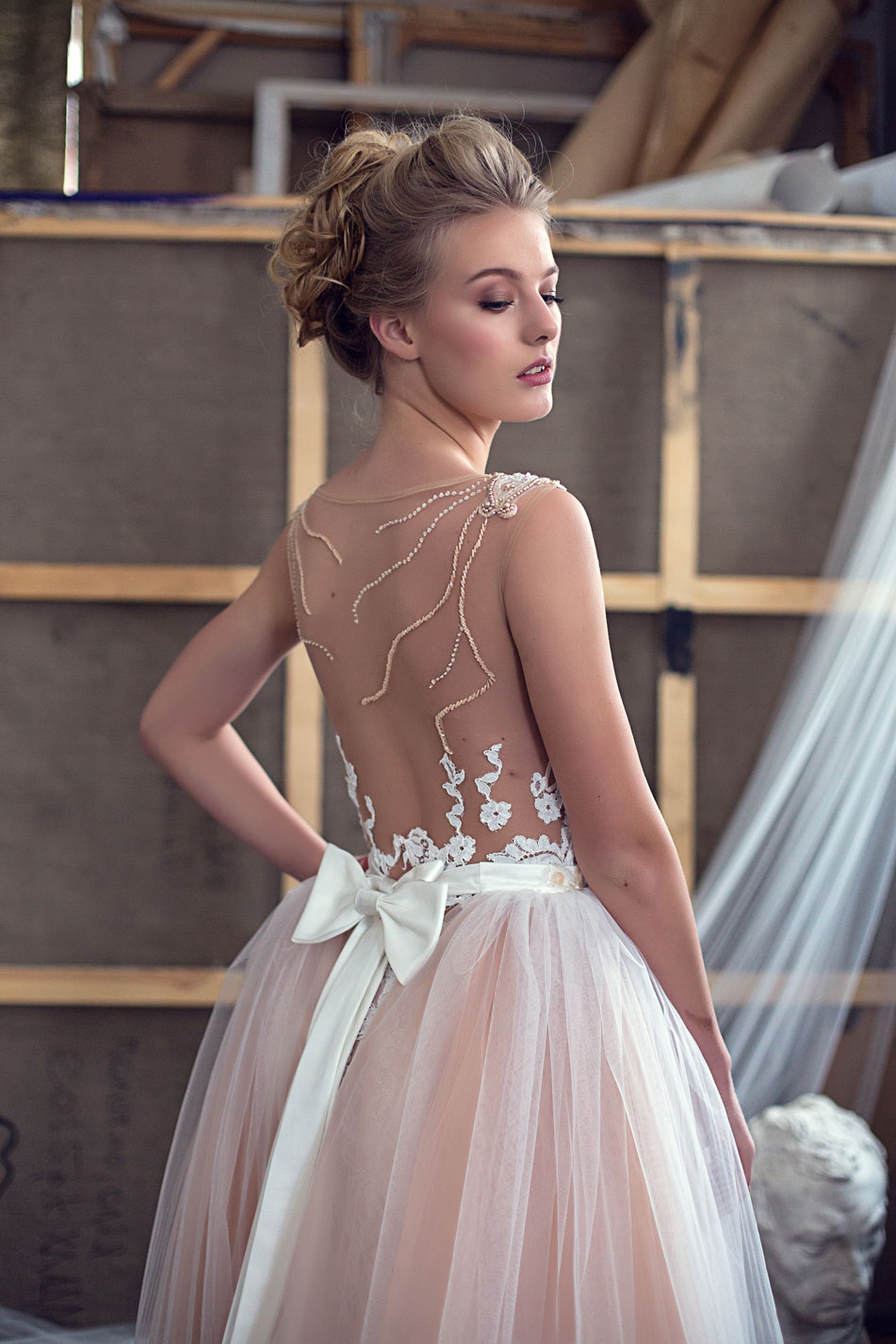 Свадебное платье с полупрозрачной спиной
